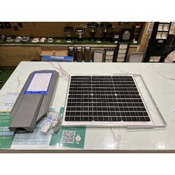 โคมไฟถนนโซล่าเซลล์ รุ่น Cruiser 600W (แสง : ขาว)(ชุดเเผง + โคม)