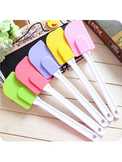 ไม้พายซิลิโคน ด้ามพลาสติก 25 cm. (เลือกสีไม่ได้ คละสีให้นะคะ)