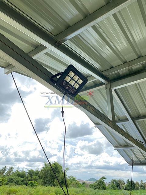 ไฟสปอตไลท์โซล่าเซลล์ 80 W. รุ่น Modi x XML (เเสง : ขาว) (1 เเถม 1)