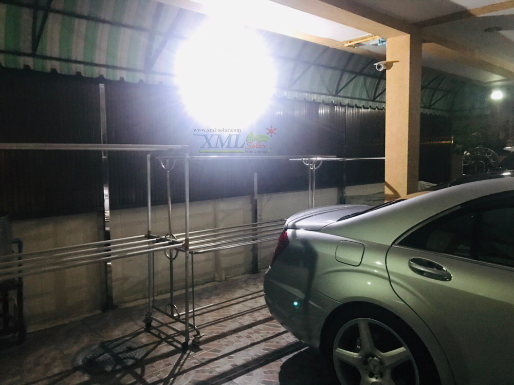 ไฟสปอตไลท์โซล่าเซลล์ 30 Watt กล่องสีน้ำตาล (เปิดได้ 3 แสง)