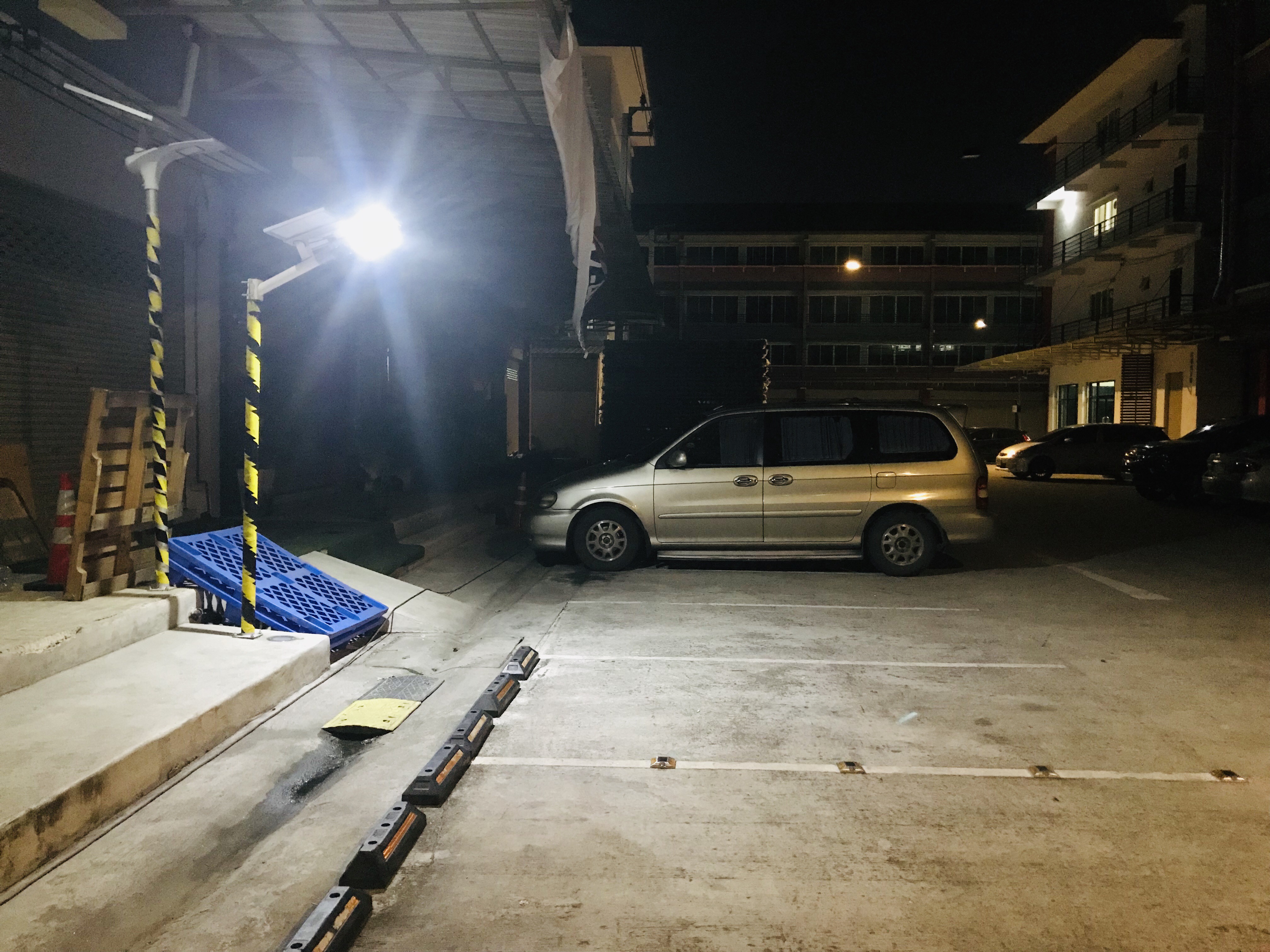 โคมไฟถนนโซล่าเซลล์ 200 W. รุ่น 2 แสง (แสง : ขาว+เหลืองวอมไวท์)