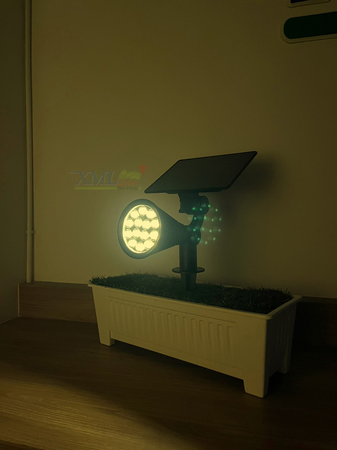 สปอร์ตไลท์ปักสนามโซล่าเซลล์ รุ่น TB-2018L (แสง : เหลืองวอมไวท์)