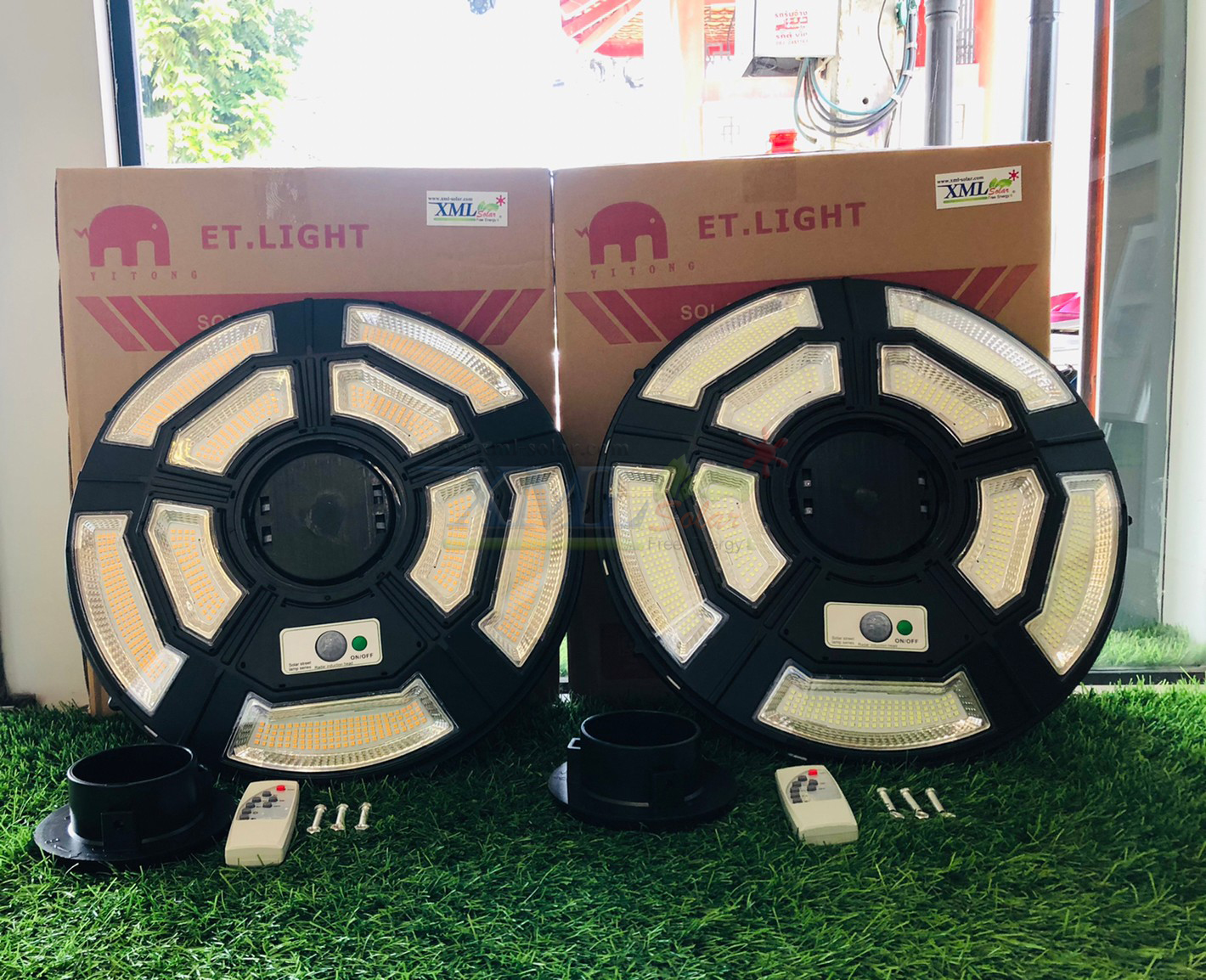 โคมไฟถนนโซล่าเซลล์ UFO ทรงกลม รุ่น 10,000W (9 ช่อง 5 ทิศทาง) ไซส์เล็ก (แสง : ขาว)