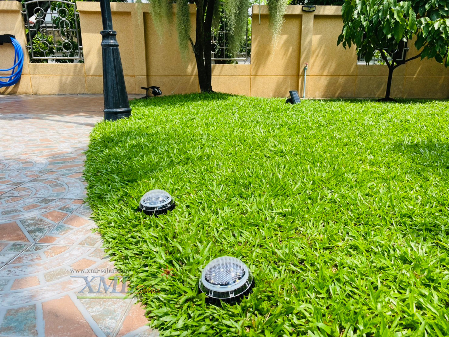 โคมไฟฝังพื้นโซล่าเซลล์ 8 LED ทรงกลมนูน (เเสง : ขาว)