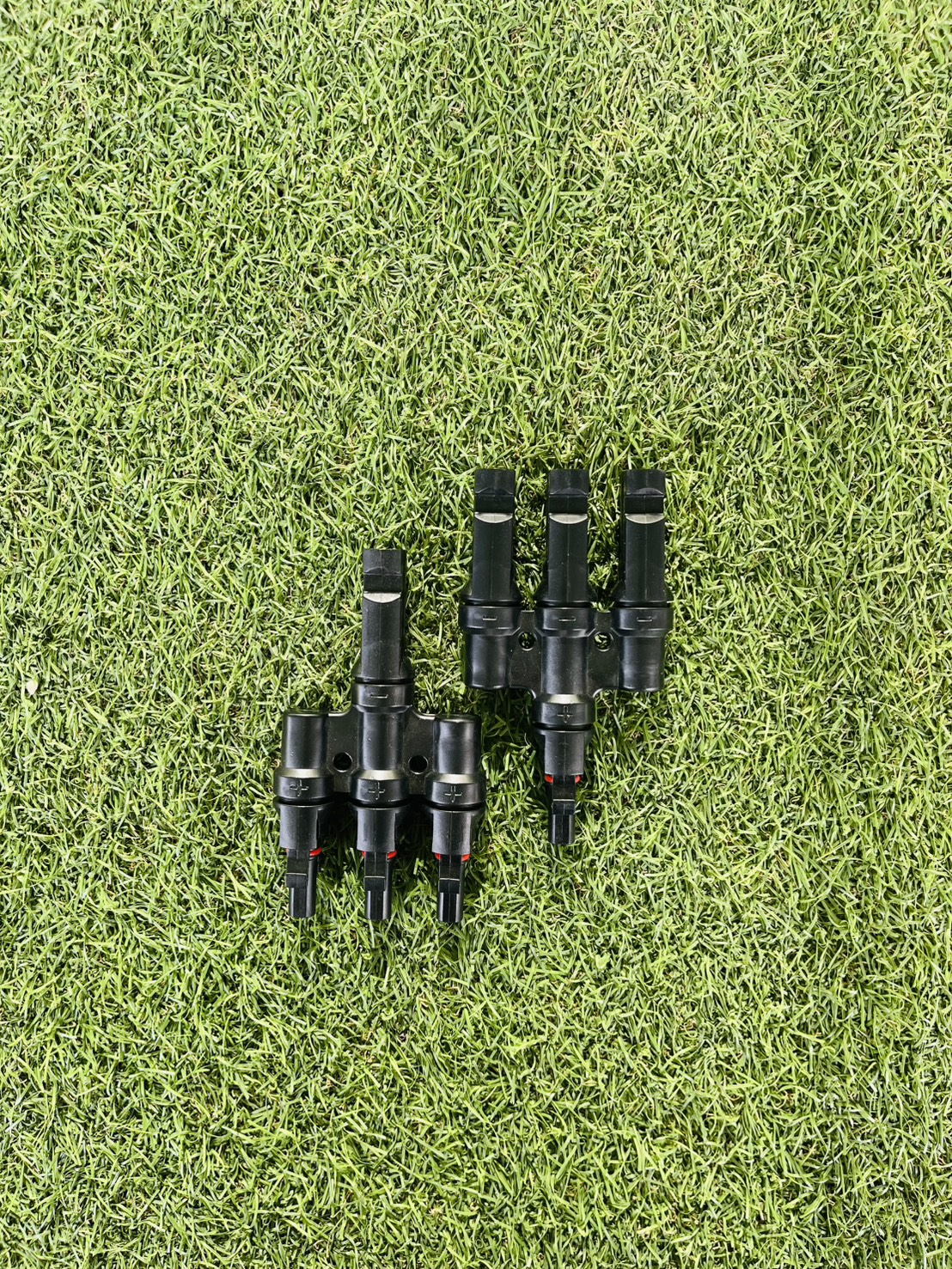 Link ขั้วต่อสายไฟโซล่า 1500V เข้า3 ออก1 รับกระแสไฟ 30A รุ่น CB-1008 (1คู่)