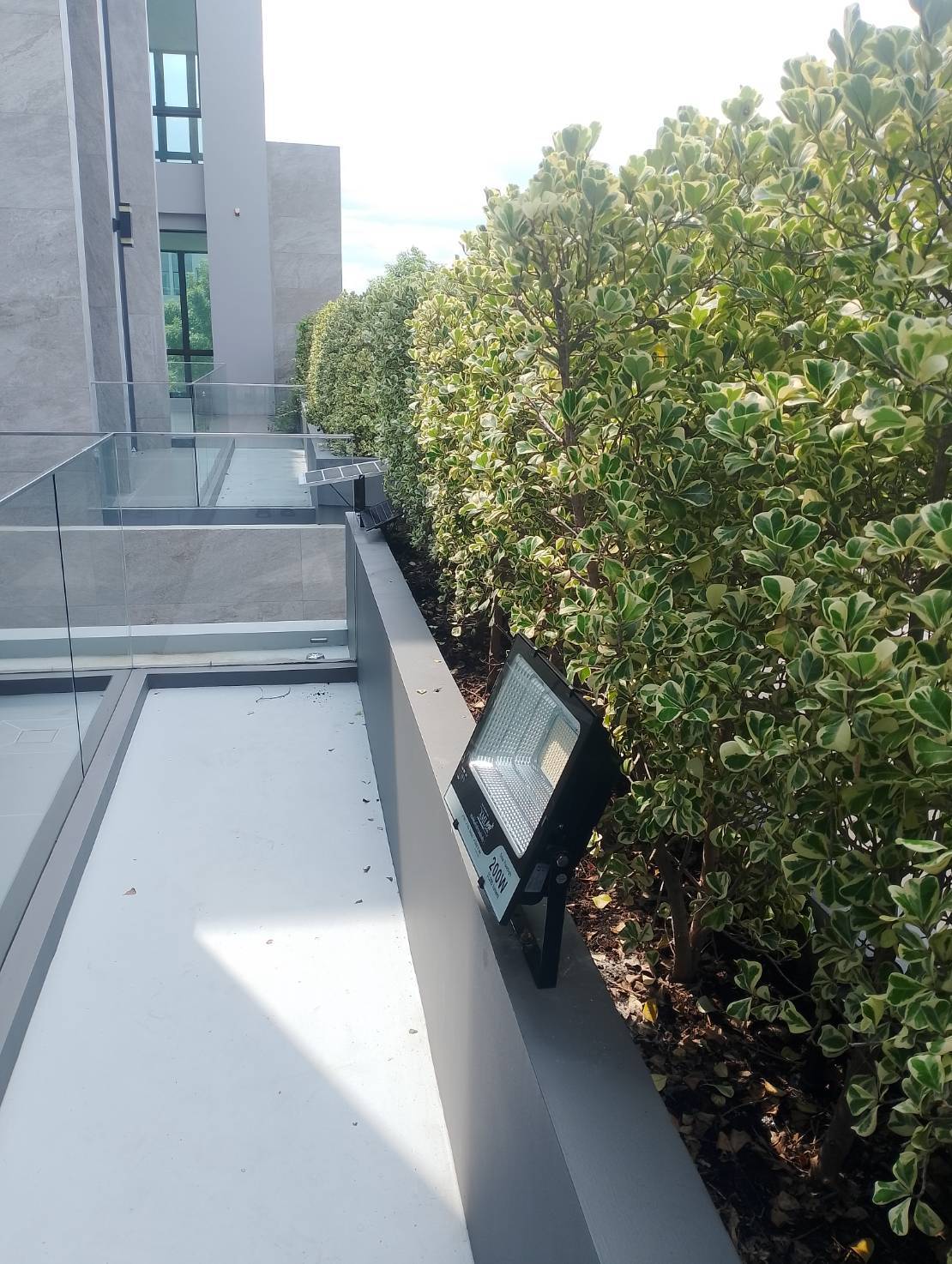 ไฟสปอตไลท์โซล่าเซลล์ 200 Watt กล่องสีน้ำตาล (เปิดได้ 3 แสง)