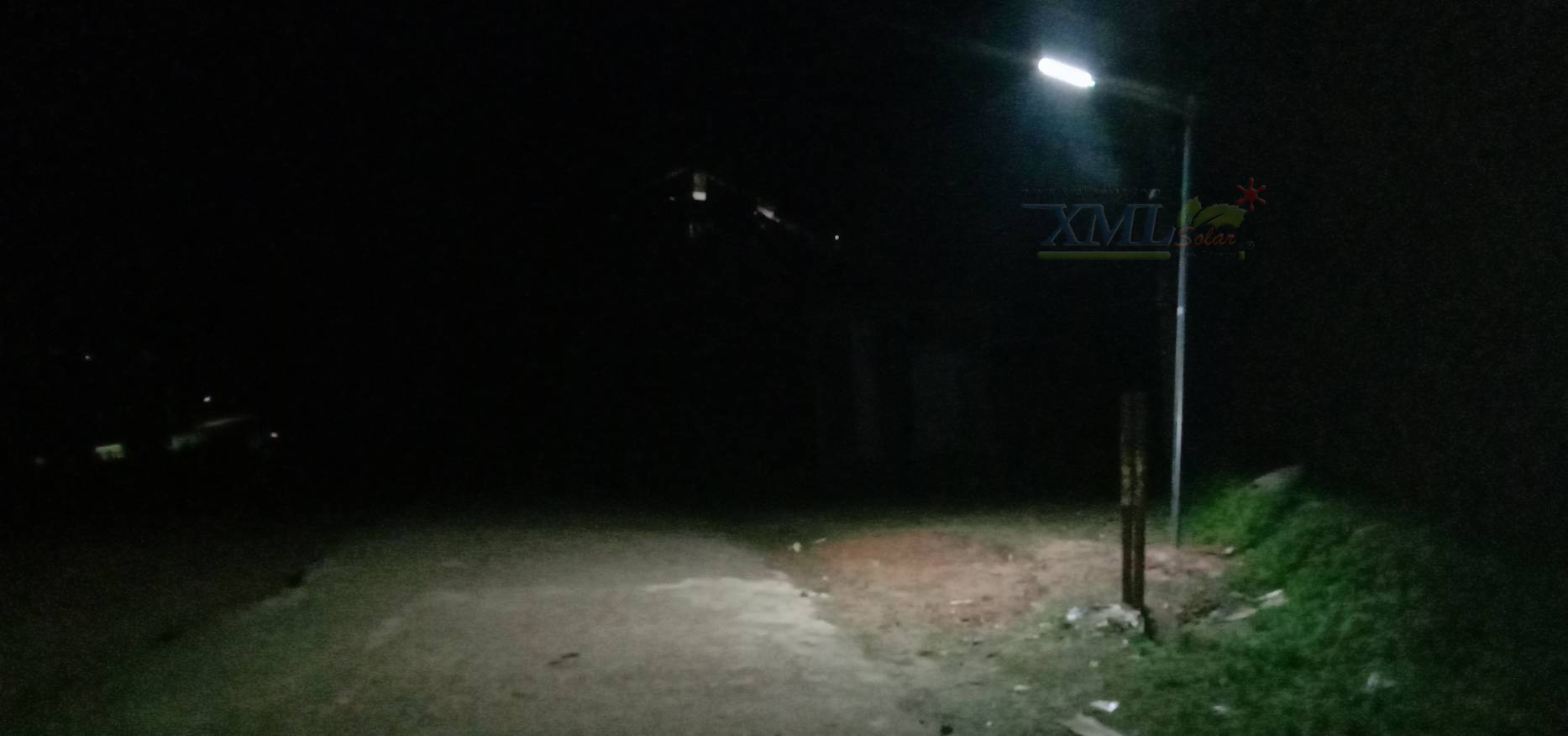 โคมไฟถนนโซล่าเซลล์ XML-Solar 200W (แสง : ขาว)(สว่างค้าง)