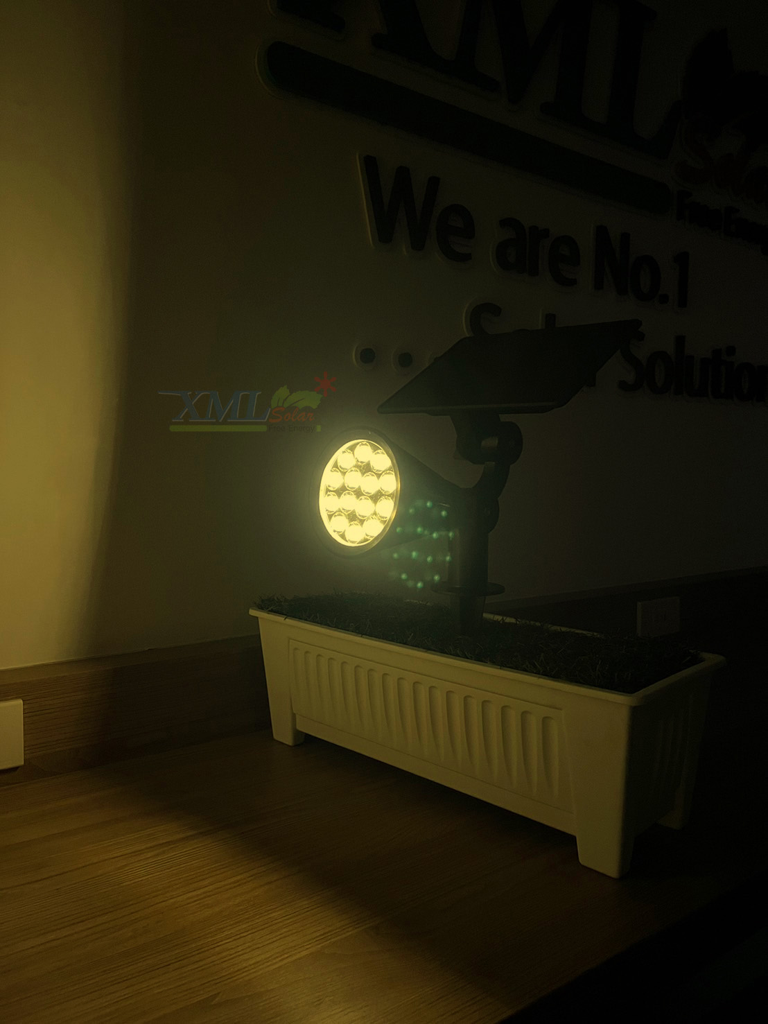 สปอร์ตไลท์ปักสนามโซล่าเซลล์ รุ่น TB-2018L (แสง : เหลืองวอมไวท์)