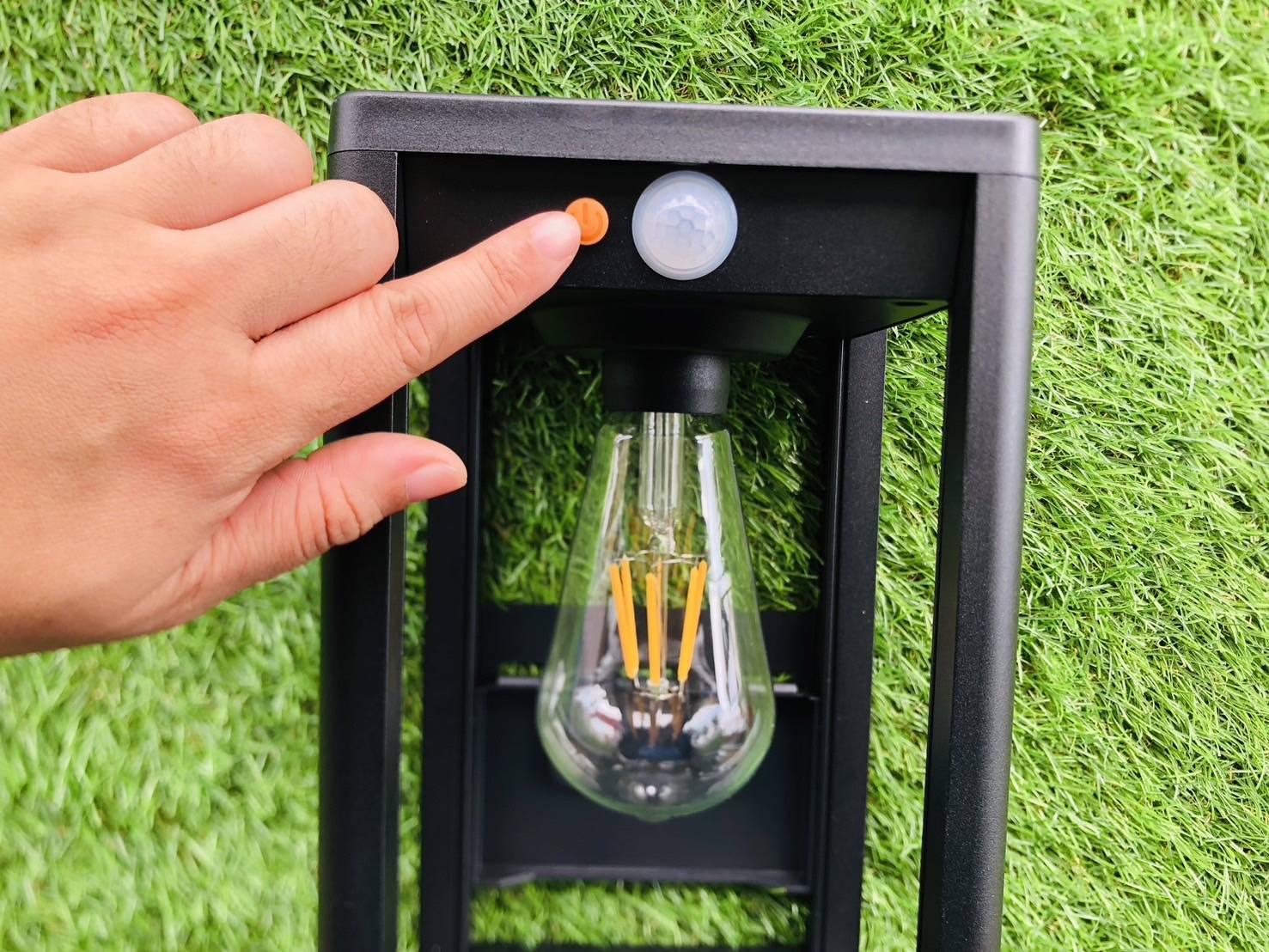 โคมไฟติดผนังโซล่าเซลล์ หลอดไส้ รุ่น TB-283 (แสง : เหลืองวอมไวท์)