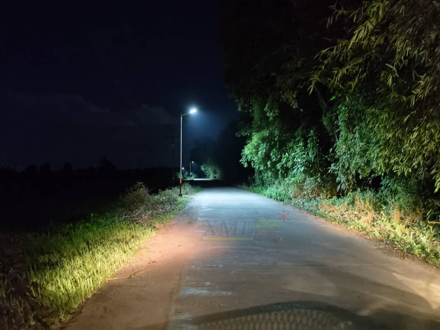 โคมไฟถนนโซล่าเซลล์ 600W รุ่น MD-SLT30-600W (แสง : ขาว)