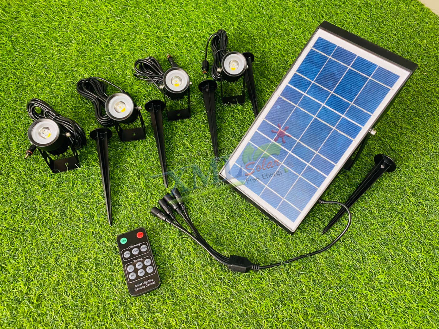 สปอร์ตไลท์ปักสนามโซล่าเซลล์ (รุ่น 4 หัว) (เเสง : เหลืองวอมไวท์)