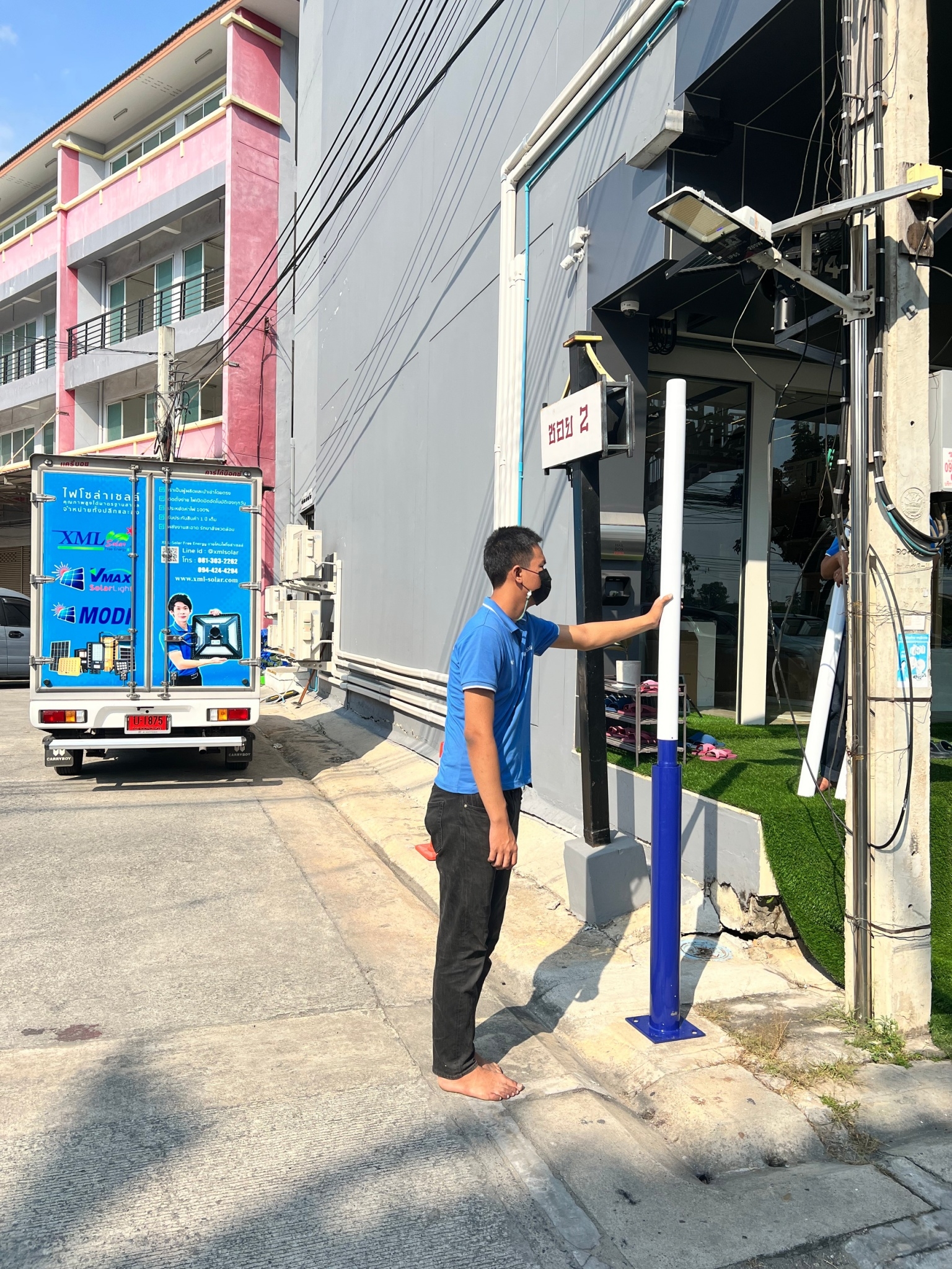 เสาไฟสนาม เหล็กพ่นสีขาว ฐานสีน้ำเงิน สูง 6 เมตร (ปลาย 3 นิ้ว)