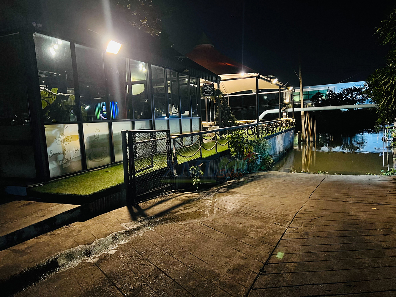 ไฟสปอตไลท์โซล่าเซลล์ 1000 Watt กล่องสีน้ำตาล (เปิดได้ 3 แสง)