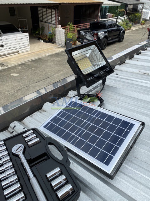 รุ่นประหยัด ไฟสปอตไลท์โซล่าเซลล์ 100 W. รุ่น MODI x XML (เปิดได้ 3 แสง)