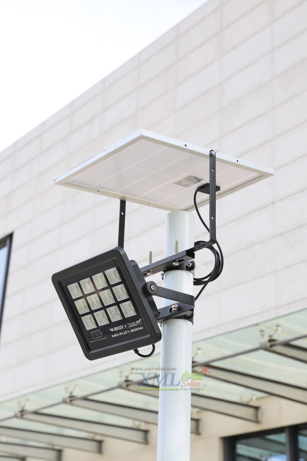 ไฟสปอตไลท์โซล่าเซลล์ 200 W. รุ่น Modi x XML ไซต์ใหญ่ (เเสง : ขาว)