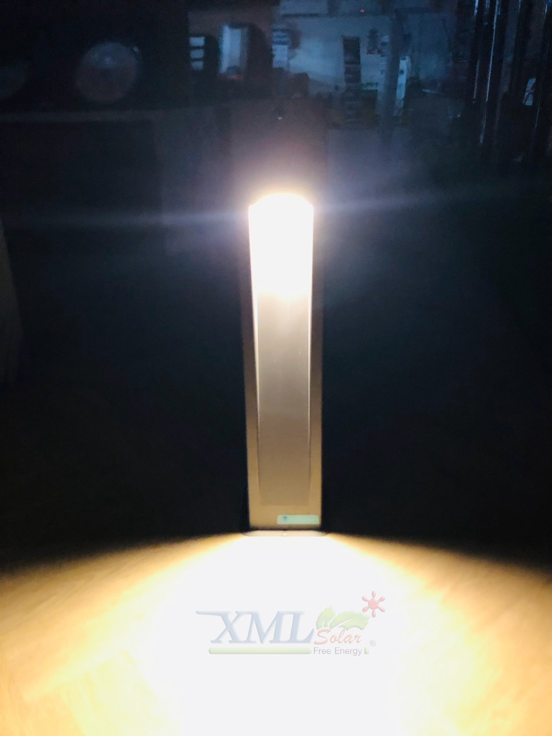 โคมไฟตั้งพื้นโซล่าเซลล์ รุ่น SGL-18 (แสง : เหลืองวอมไวท์)