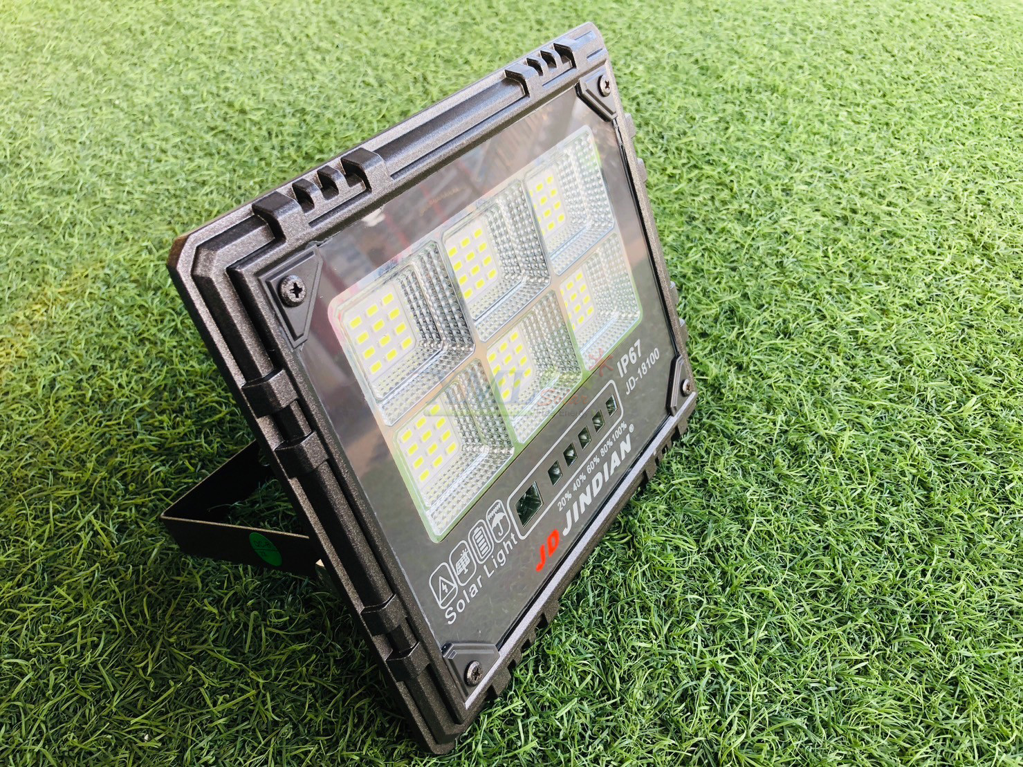 สปอร์ตไลท์โซล่าเซลล์ 100 W. รุ่น JD-18100