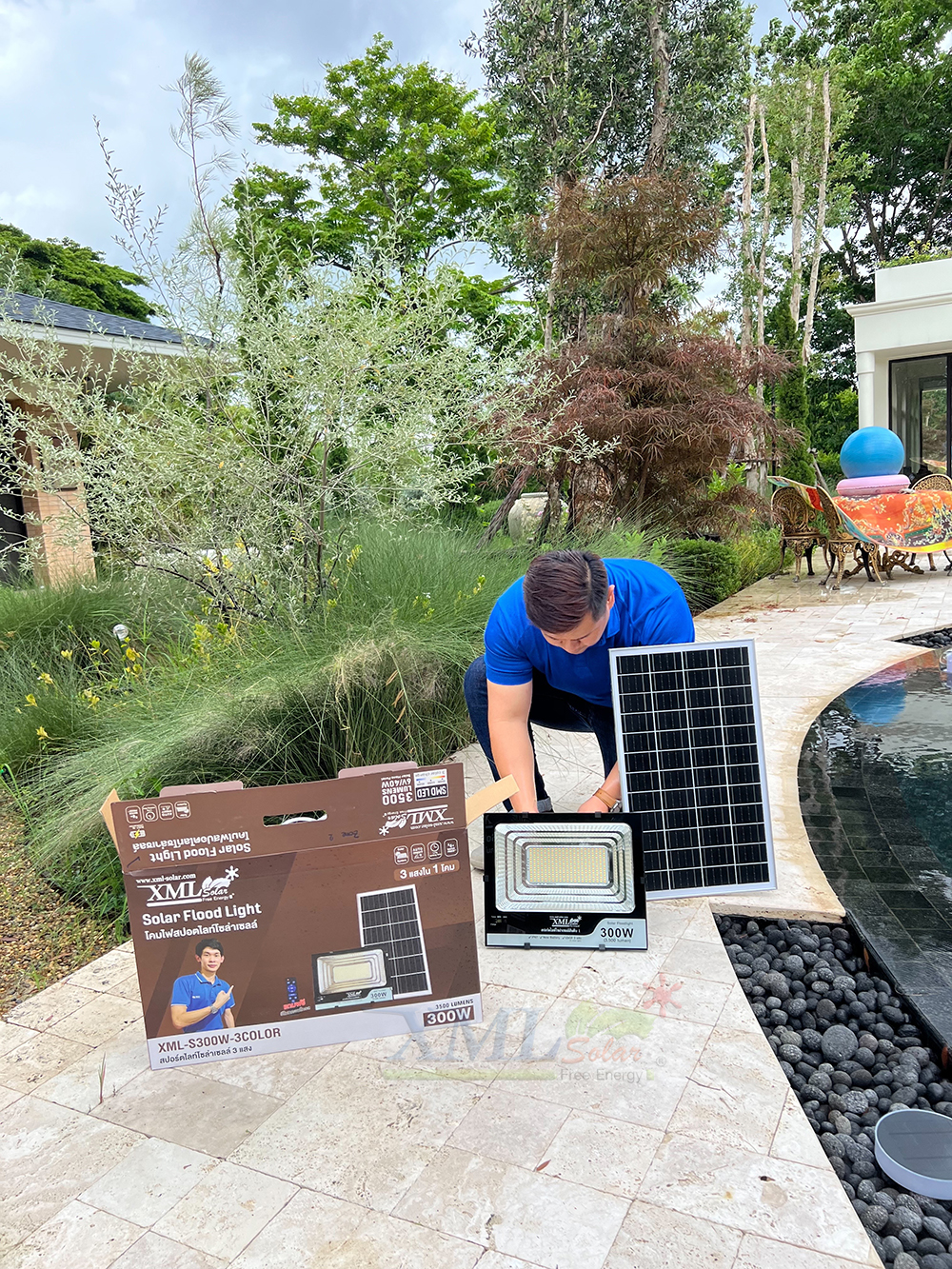 ไฟสปอตไลท์โซล่าเซลล์ 300 Watt กล่องสีน้ำตาล (เปิดได้ 3 แสง)