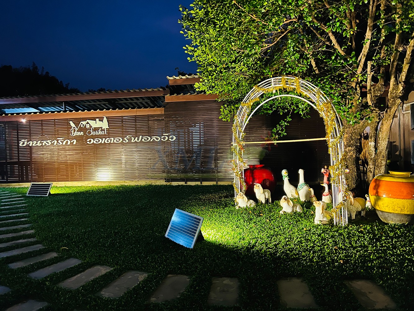 สปอร์ตไลท์โซล่าเซลล์ 300 W. รุ่นใหม่ JD8300L (แสง : เหลืองวอมไวท์) สำเนา