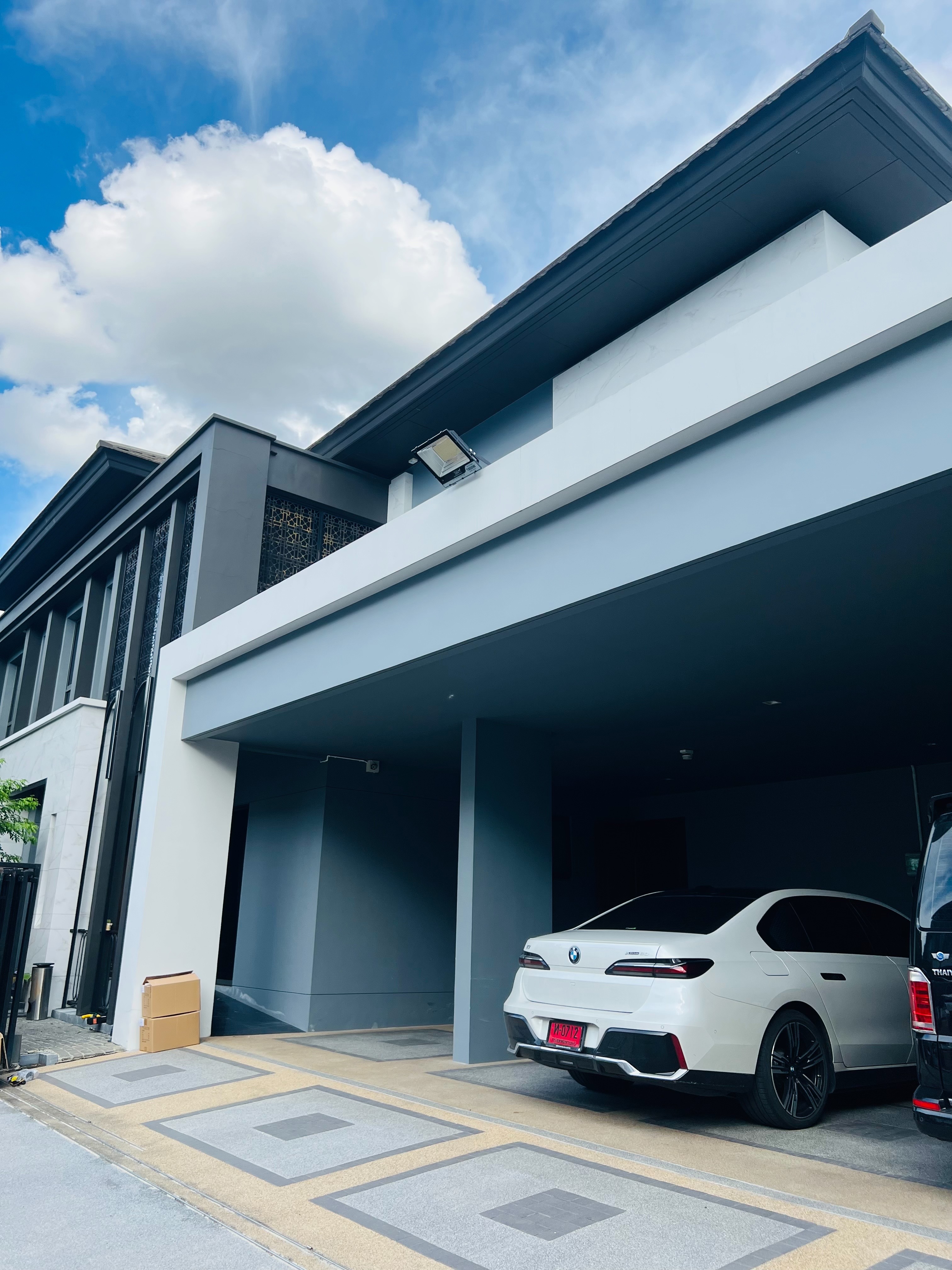 ไฟสปอตไลท์โซล่าเซลล์ 1000 Watt กล่องสีน้ำตาล (เปิดได้ 3 แสง)