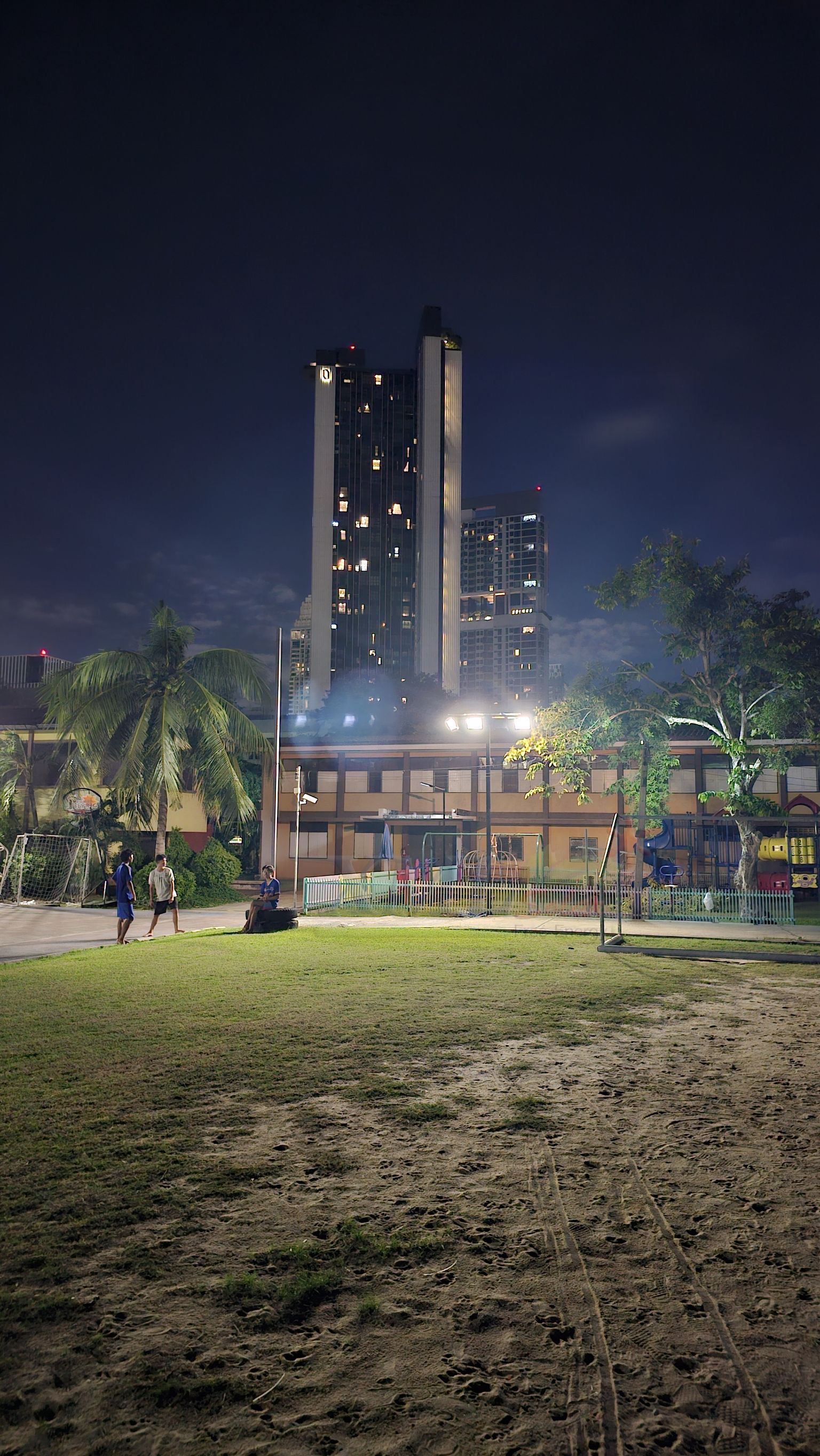 ไฟสปอตไลท์โซล่าเซลล์ 500 Watt กล่องสีน้ำตาล (เปิดได้ 3 แสง)