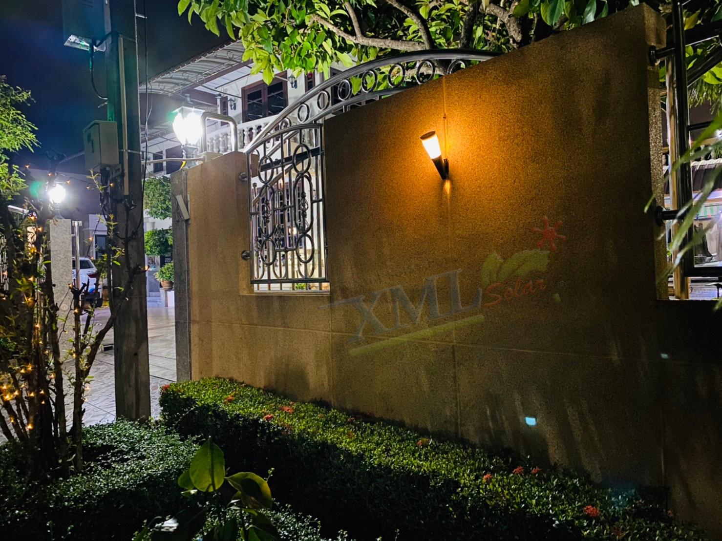 โคมไฟผนังโซล่าเซลล์ ทรงกรวย ไซต์ Mini (เเสง : ขาว + เหลืองวอมไวท์)