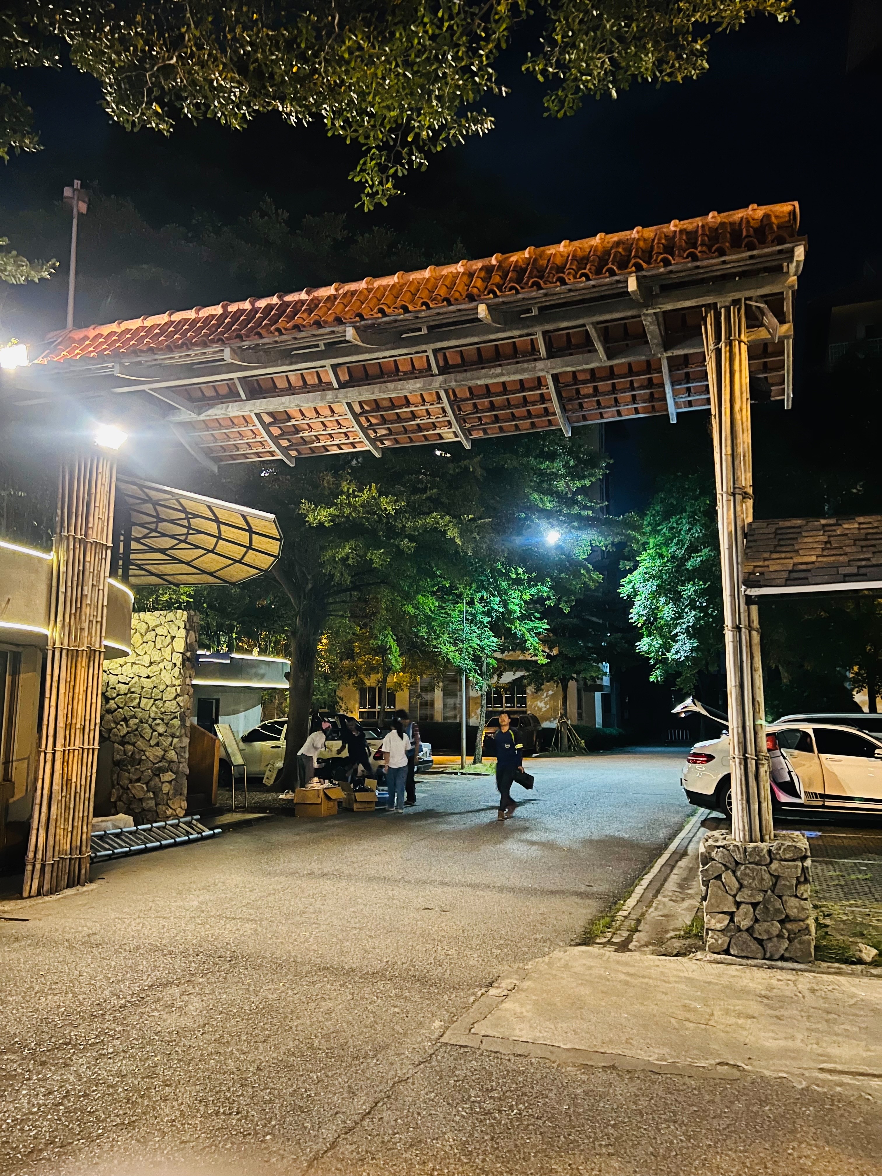 ไฟสปอตไลท์โซล่าเซลล์ 200 Watt กล่องสีน้ำตาล (เปิดได้ 3 แสง)