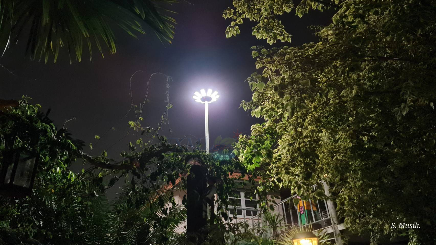 โคมไฟโซล่าเซลล์ UFO ทรงกลม (ขนาดใหญ่สุด 75 ซม.) (เปิดได้ 3 แสง) รุ่น MD-SLT38-500W