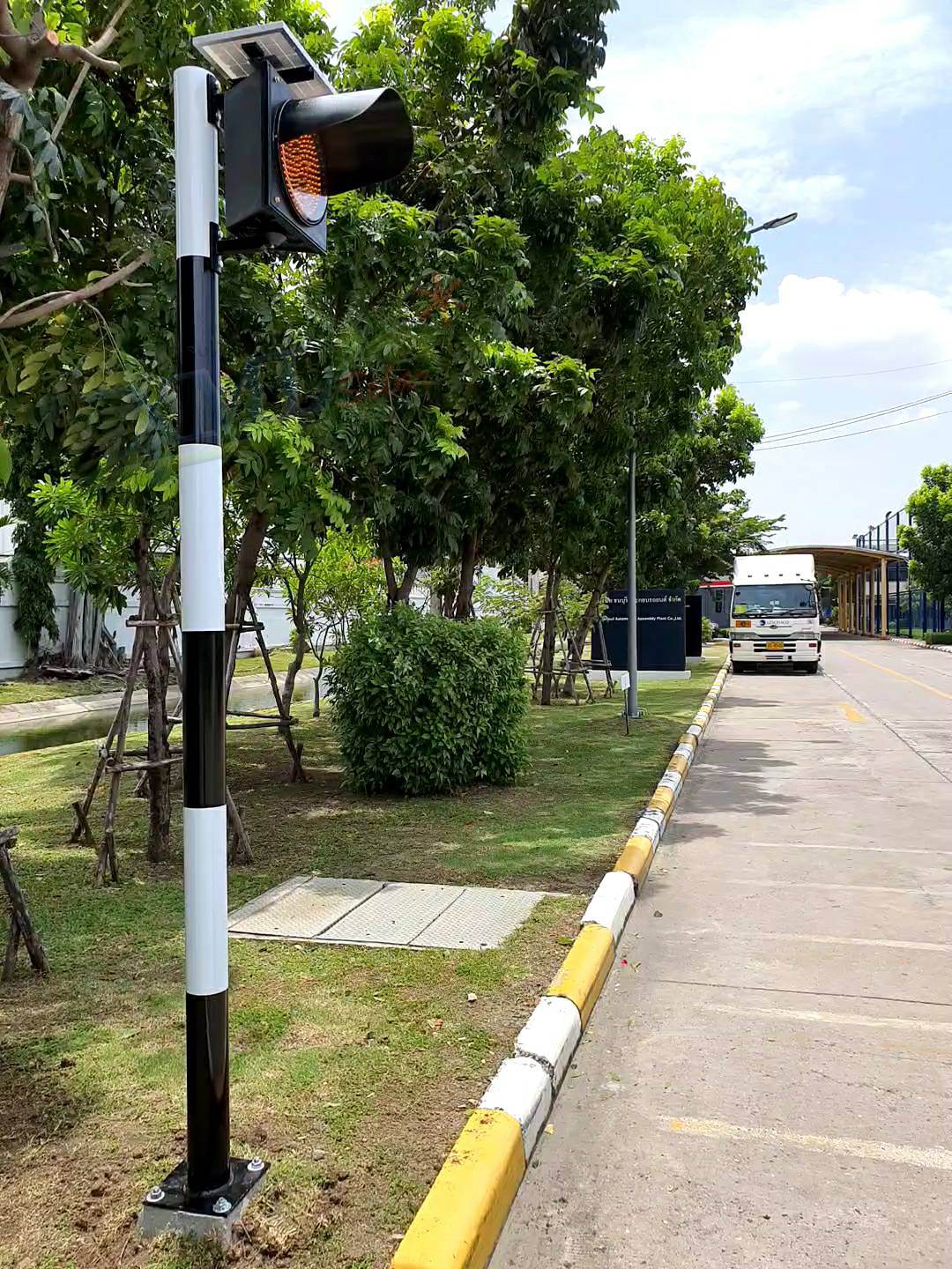 ไฟเตือนจราจร ทางแยก รุ่น 10 watt 170 led (แสง: สีเหลือง)