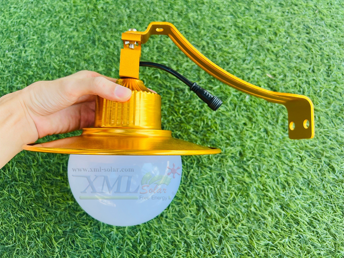 โคมไฟกิ่งโซล่าเซลล์ ติดผนัง Body สีทอง ทรงกลม 50W (เเสง : ขาว)