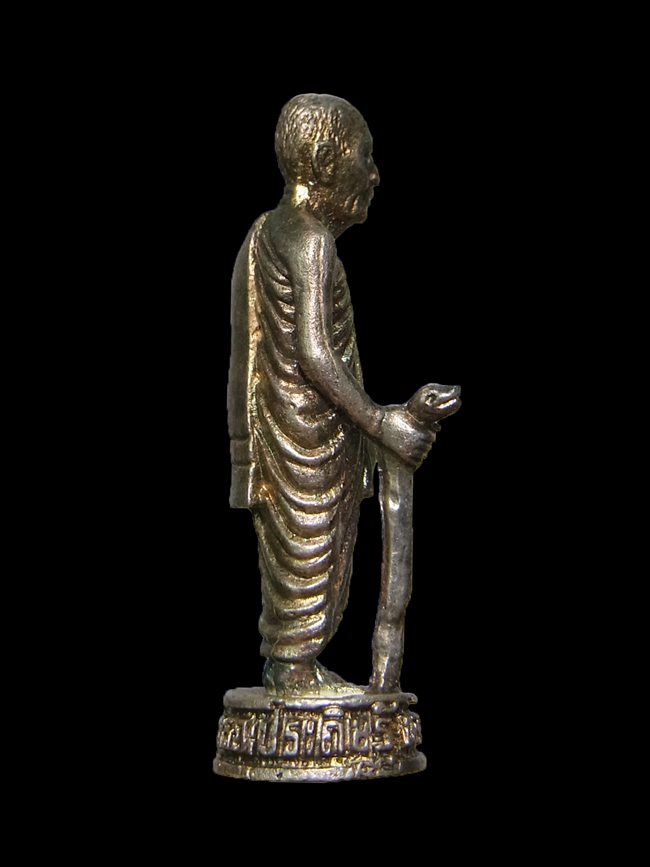 รูปหล่อยืนถือไม้เท้า หลวงพ่อจ้อย วัดเขาสุวรรณประดิษฐ์