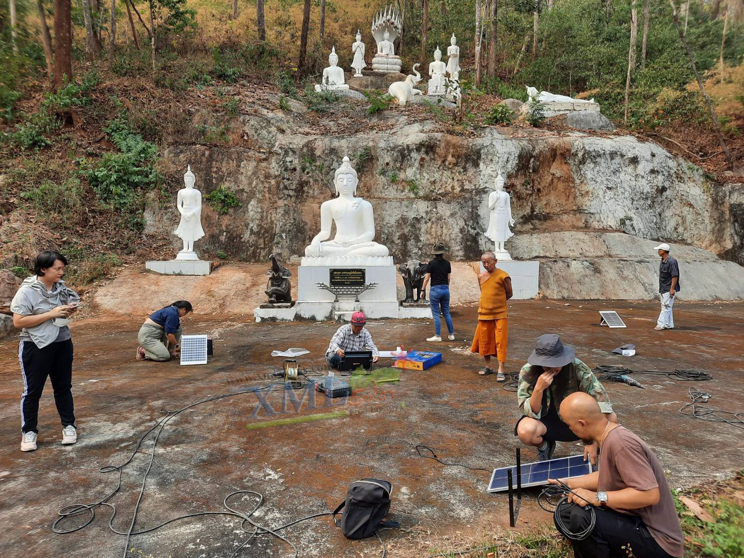 สปอร์ตไลท์โซล่าเซลล์ 300 W. รุ่นใหม่ JD8300L (แสง : เหลืองวอมไวท์) สำเนา