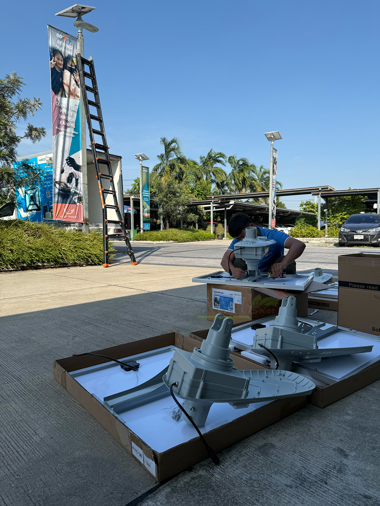 โคมไฟถนนโซล่าเซลล์อัจฉริยะ (รุ่น 6,300Lumens + แผง 80 W) (แสง : ขาว)