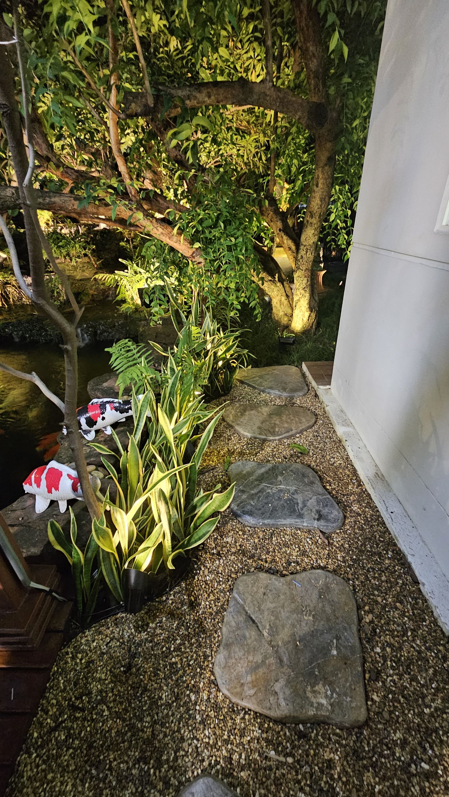 โคมไฟปักสนามโซล่าเซลล์ แพ็ค 4 ดวง รุ่น MD-SSL88 (แสง : เหลืองวอมไวท์)