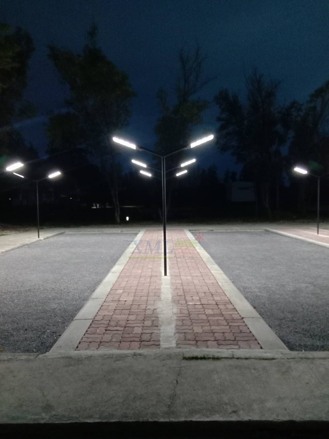 โคมไฟถนนโซล่าเซลล์ รุ่น ECO-BM24 15000W (24 ช่อง)(แสง : ขาว)