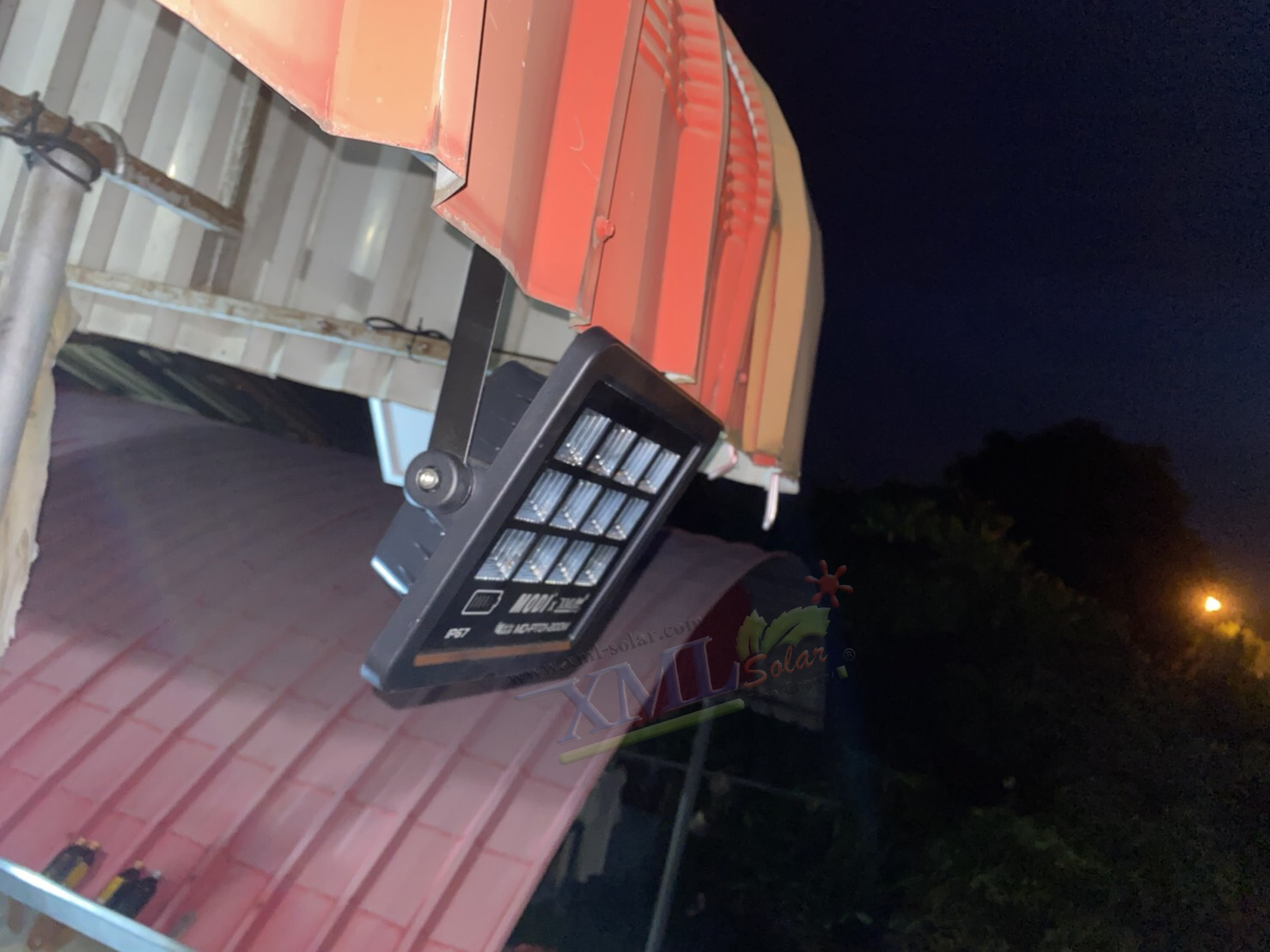 ไฟสปอตไลท์โซล่าเซลล์ 200 W. รุ่น Modi x XML ไซต์ใหญ่ (เเสง : ขาว)