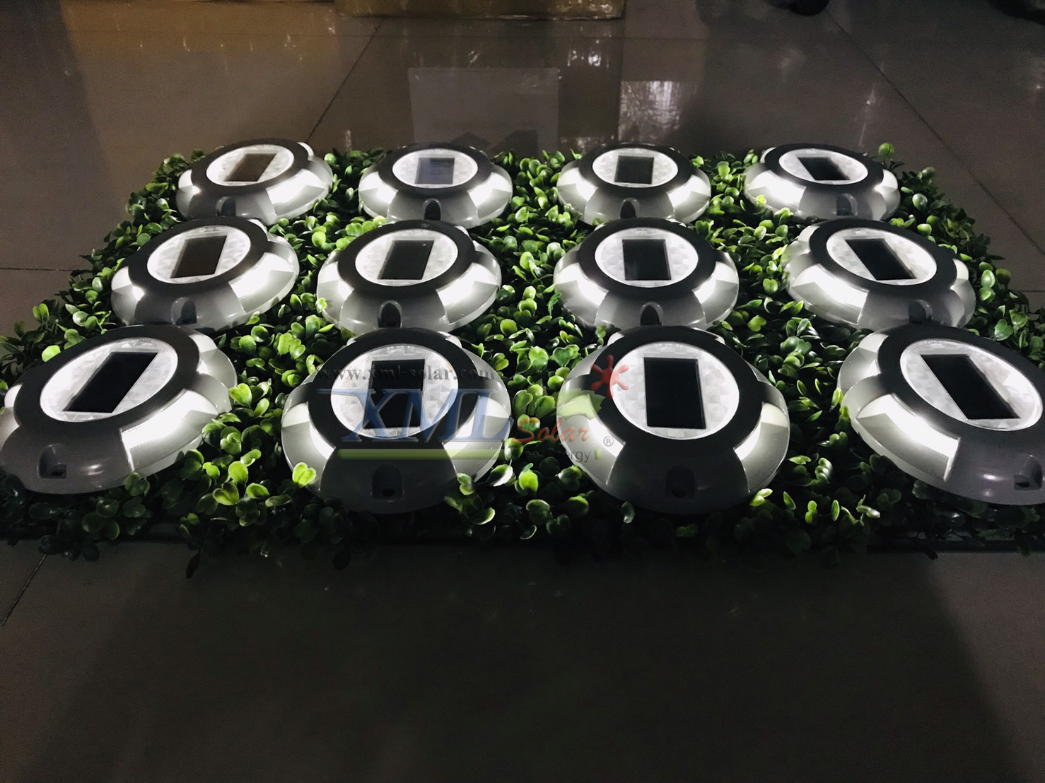 โคมไฟฝังพื้นโซล่าเซลล์ 4 LED (เปิดได้ 2 แสง)