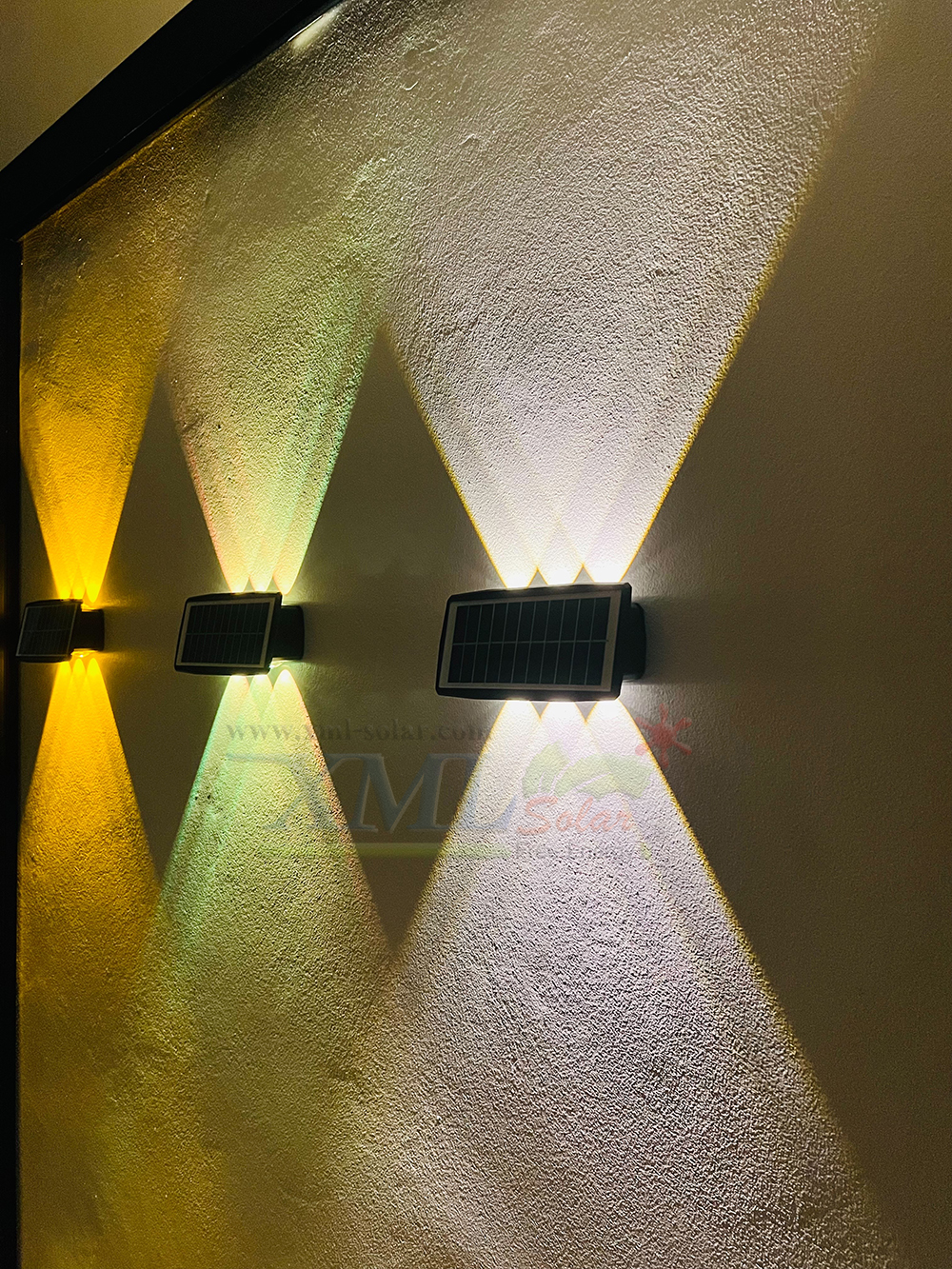 โคมไฟผนังโซล่าเซลล์ 6 LED รุ่นส่องบนล่าง (แสง : RGB)