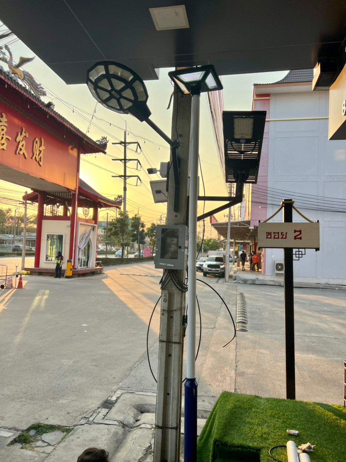 เสาไฟสนาม เหล็กพ่นสีขาว ฐานสีน้ำเงิน สูง 6 เมตร (ปลาย 3 นิ้ว)