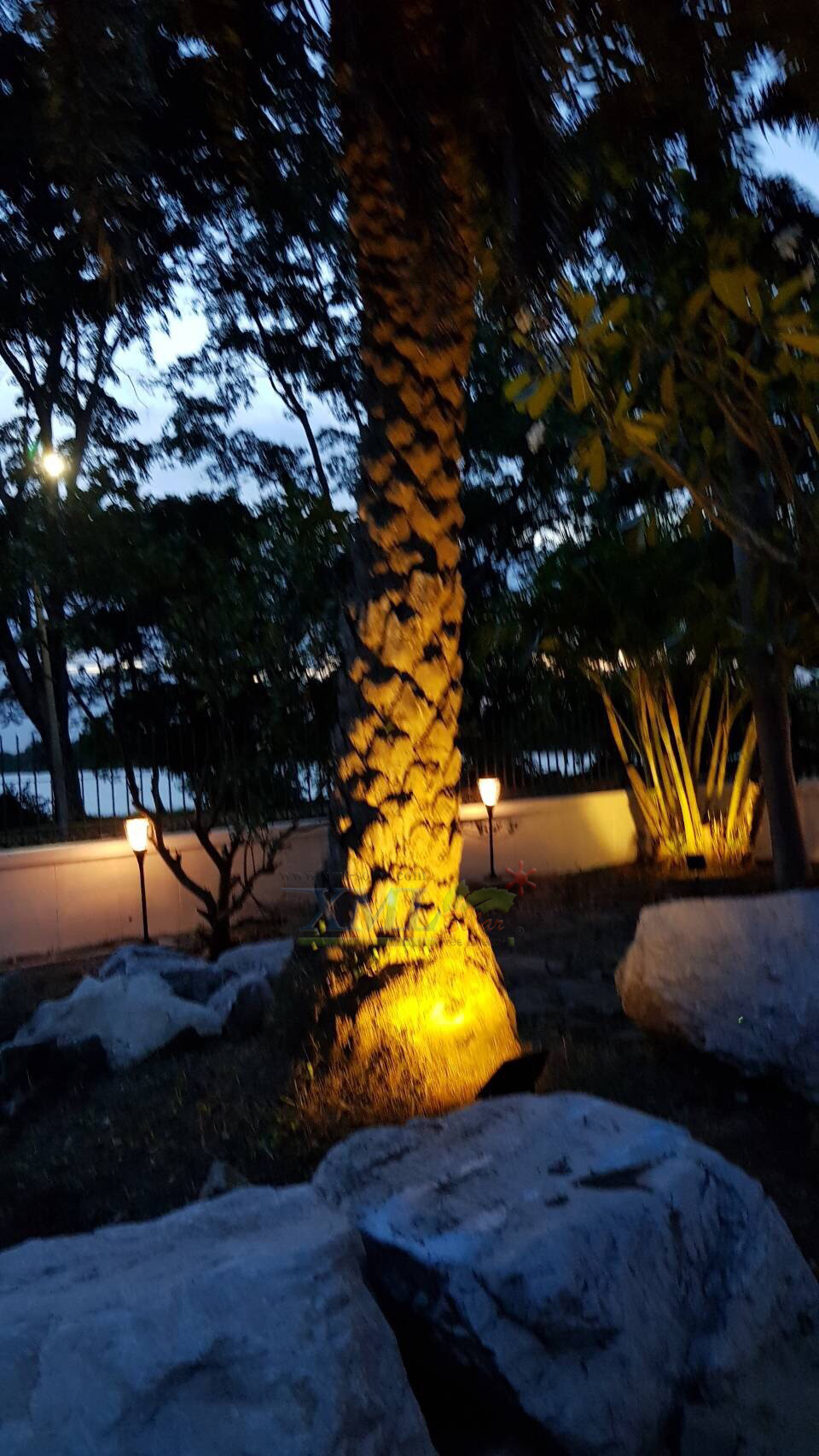 ไฟตั้งพื้นสนามโซล่าเซลล์ ทรงถ้วย (เเสง : เหลืองวอมไวท์)(1 แถม 1)