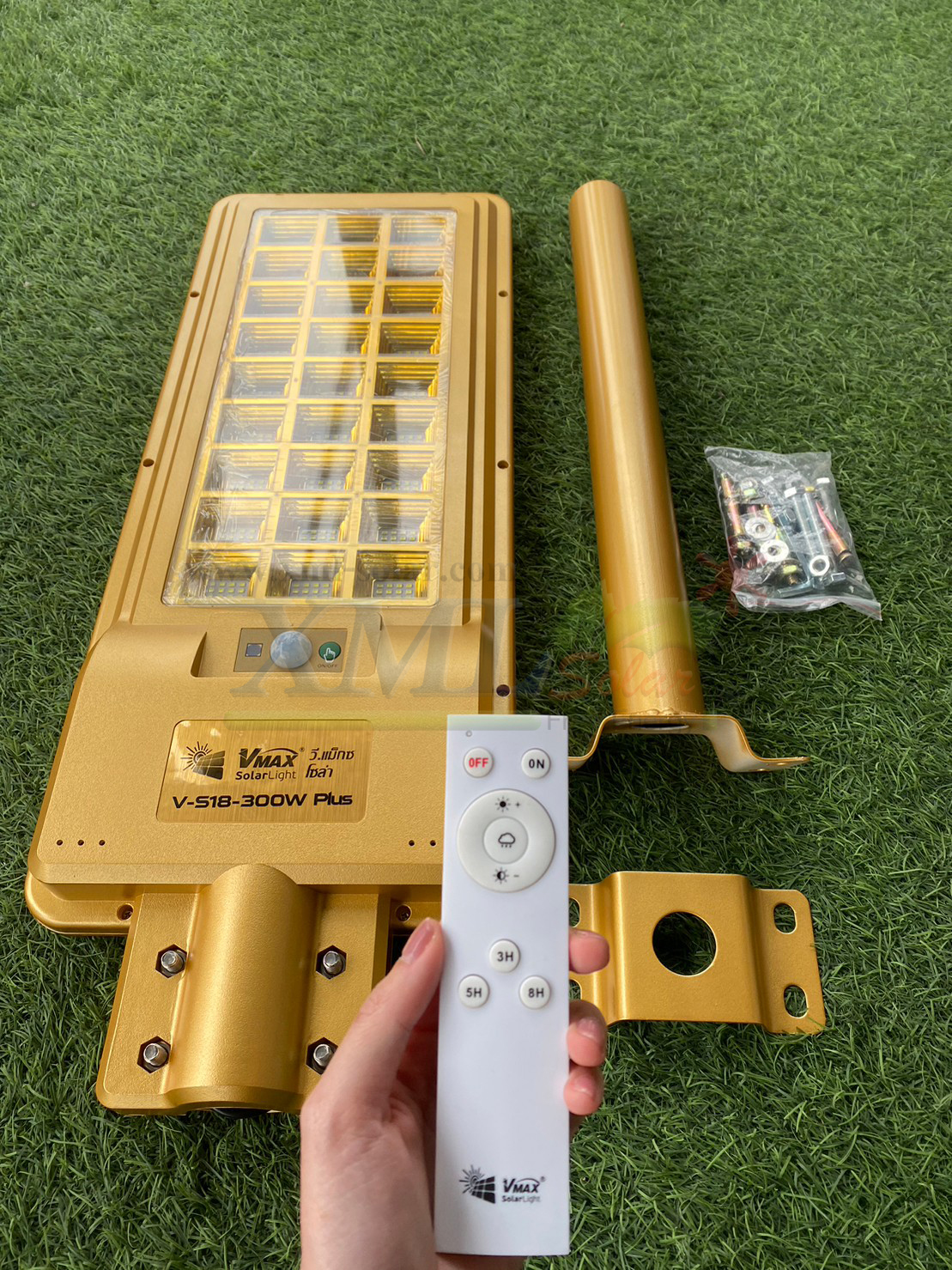 โคมไฟถนนโซล่าเซลล์ Vmax 300w. Body สีทอง (แสง : ขาว)
