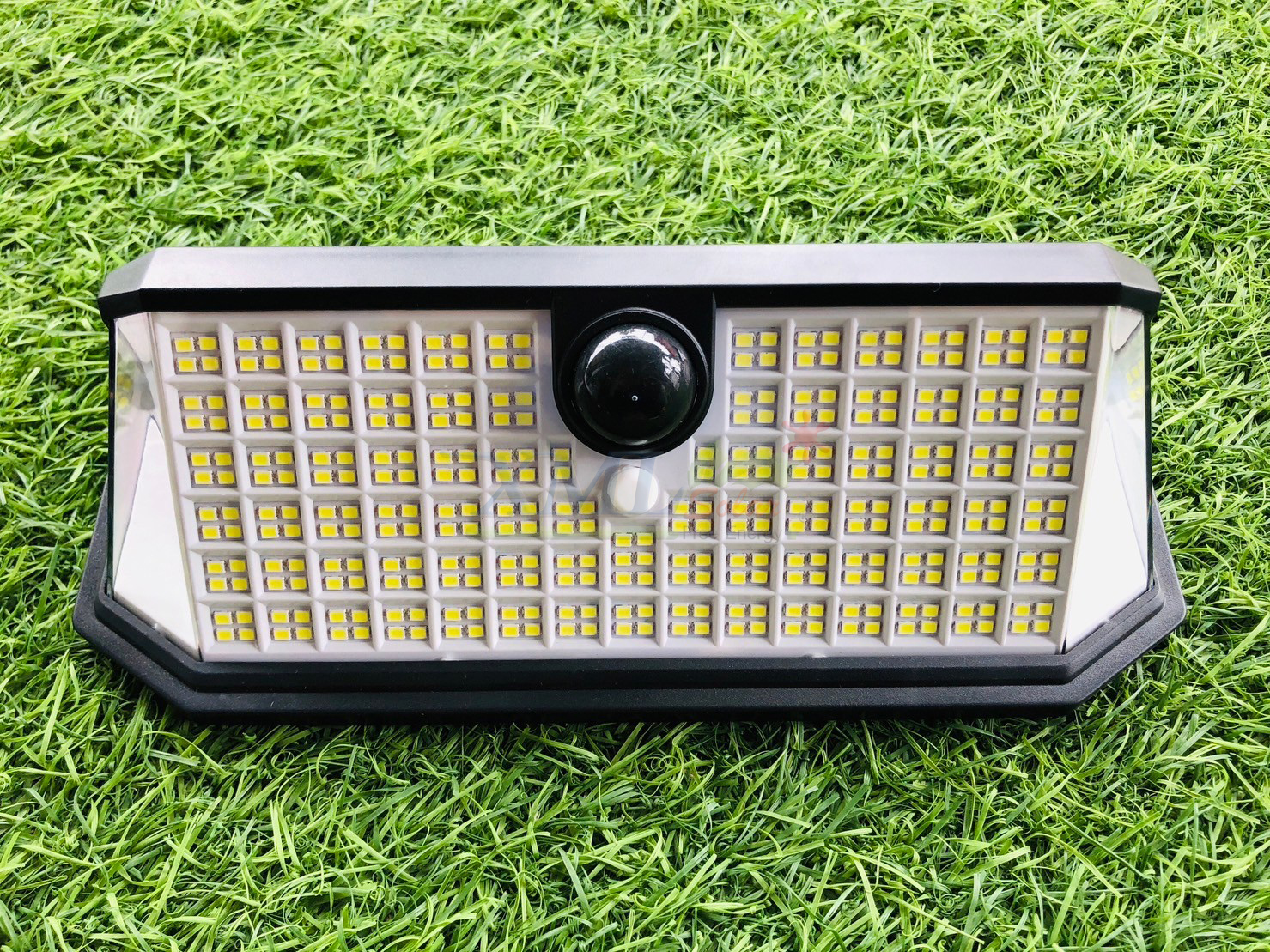 ไฟติดผนังโซล่าเซลล์ MD-1004 รุ่น 400 Lumen (เเสง : ขาว)