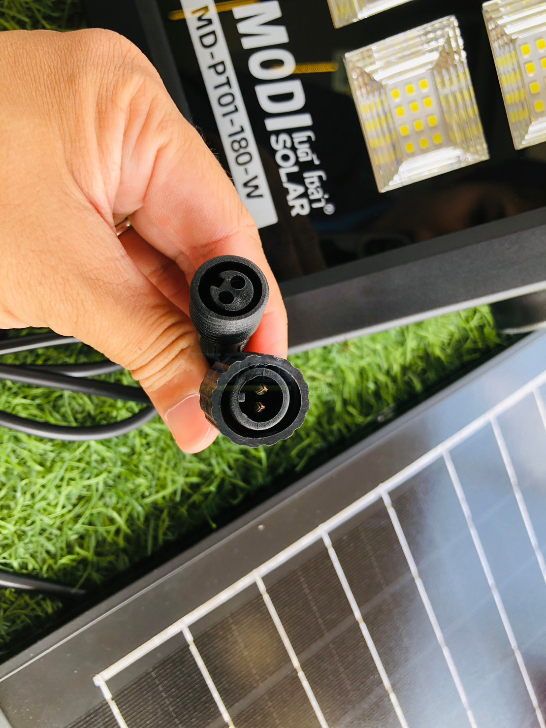 ไฟสปอตไลท์โซล่าเซลล์ 180 W รุ่น MD-PT01 (เเสง : ขาว)