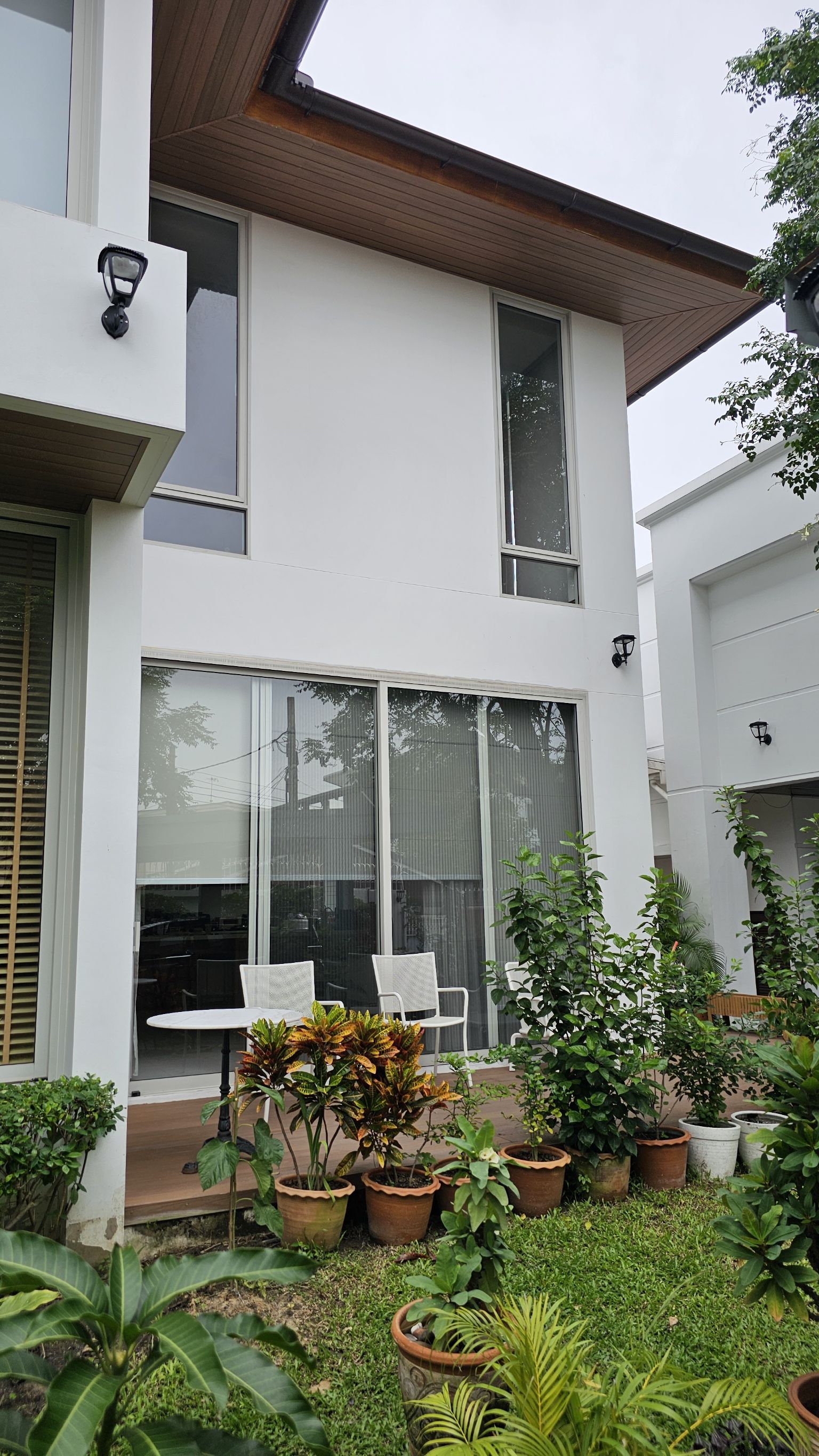 โคมไฟกิ่ง ติดผนัง โซล่าเซลล์ JD-X90 (เปิดได้ 3 แสง)(1 แถม 1)