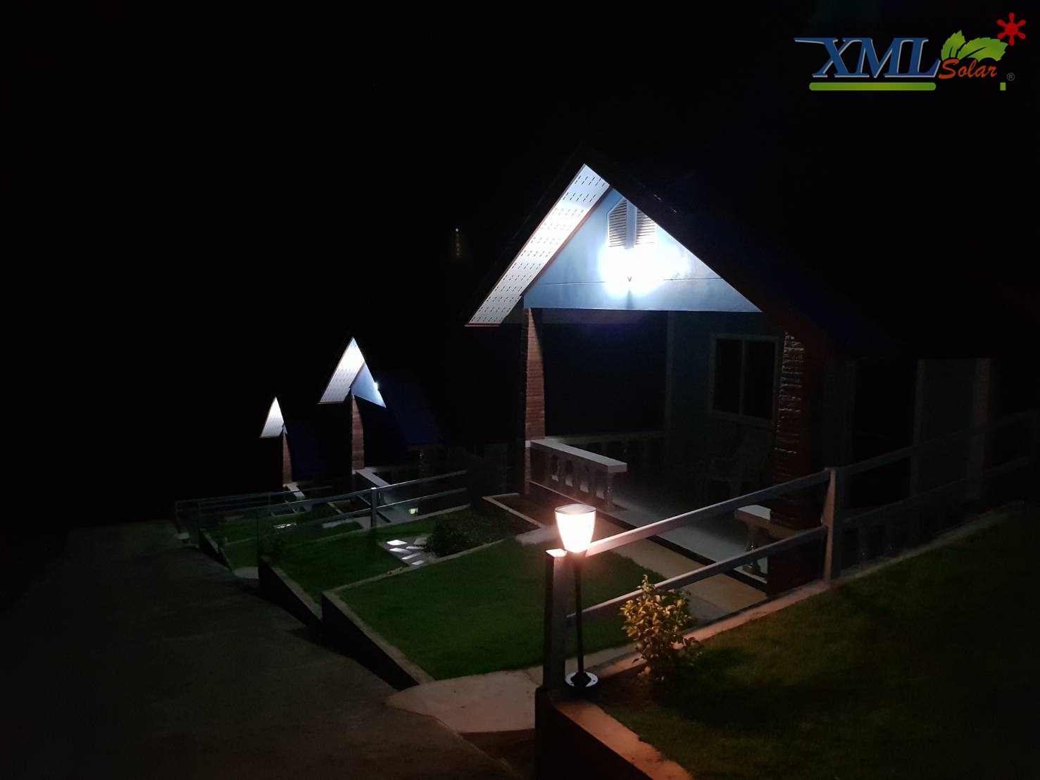 ไฟตั้งพื้นสนามโซล่าเซลล์ ทรงถ้วย (เเสง : เหลืองวอมไวท์)(1 แถม 1)