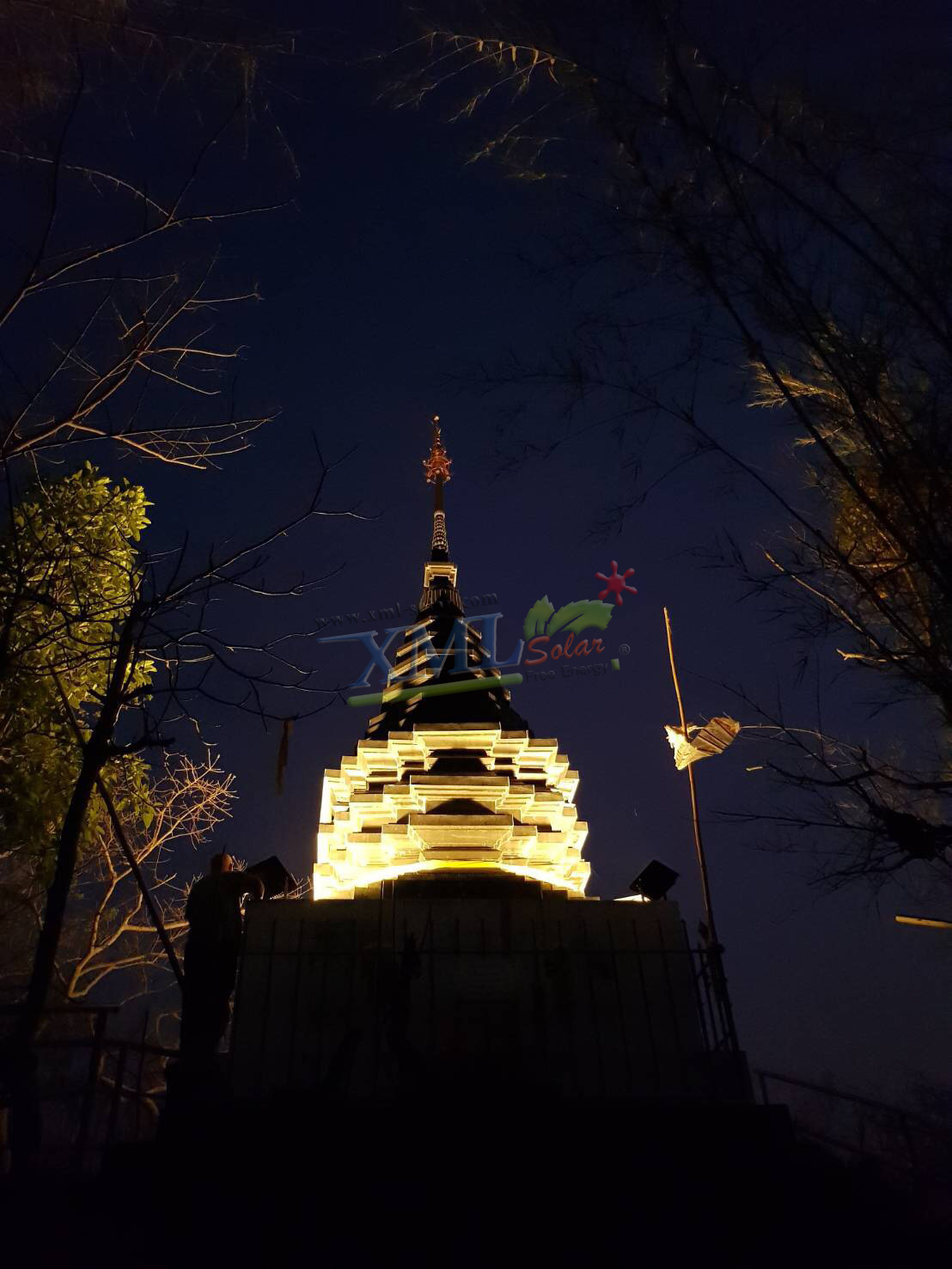 สปอร์ตไลท์โซล่าเซลล์ 300 W. รุ่นใหม่ JD8300L (แสง : เหลืองวอมไวท์) สำเนา