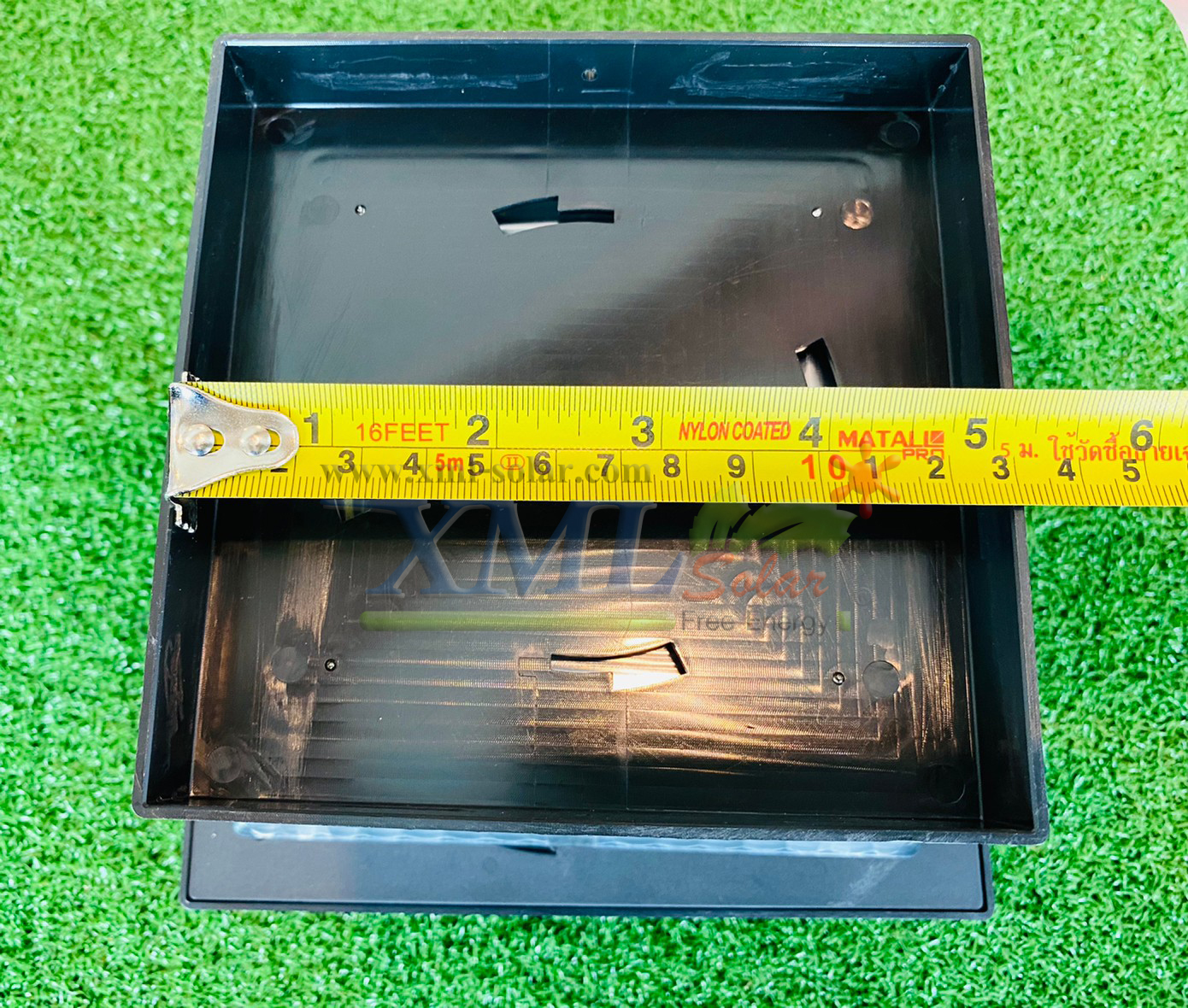 โคมไฟหัวเสาโซล่าเซลล์ ทรงสี่เหลี่ยม รุ่นใหม่ (เเสง : เหลืองวอมไวท์)