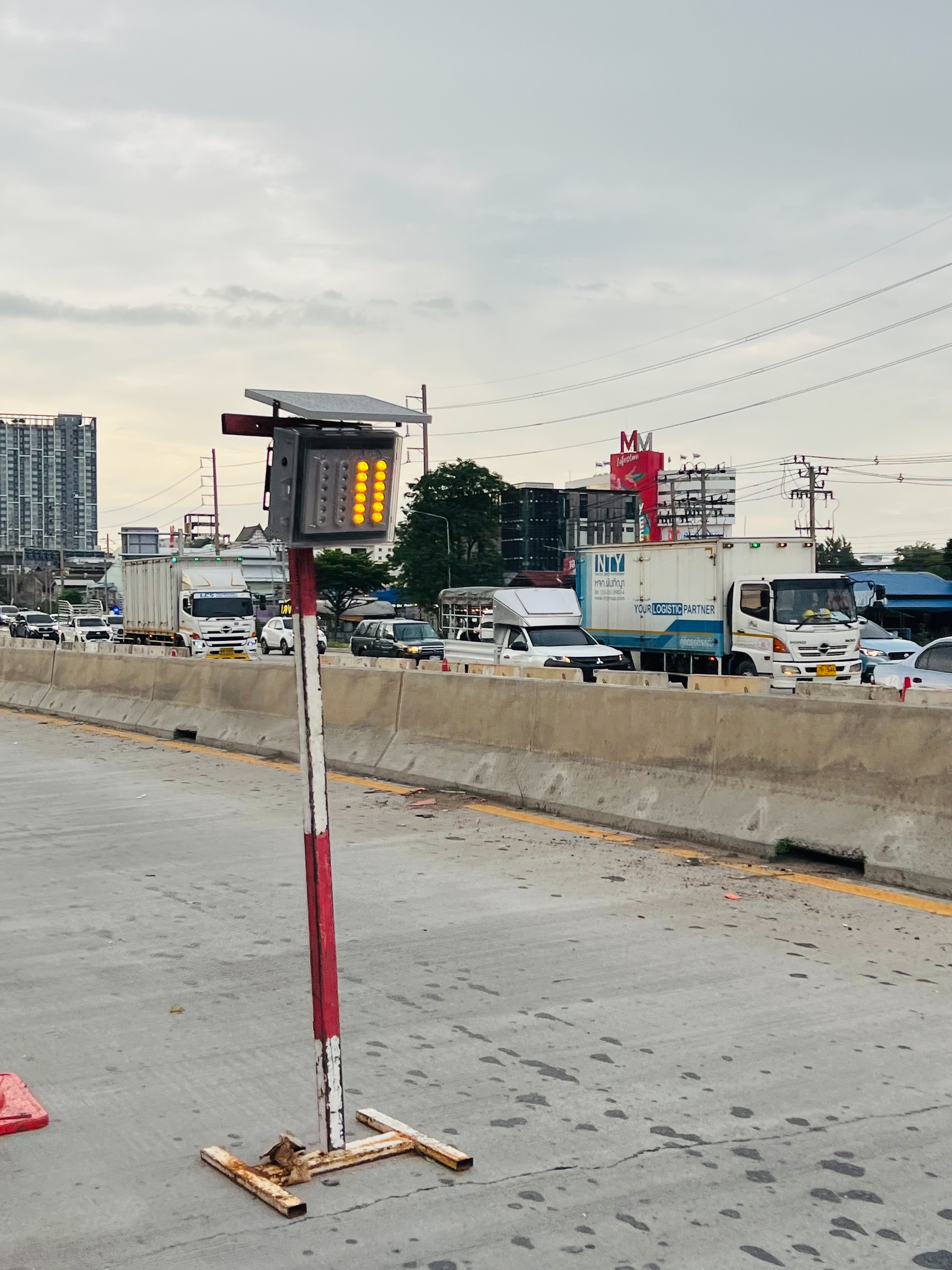 ไฟกระพริบเตือนจราจร ไฟเตือนทางแยกโซล่าเซลล์ 24 LED รุ่นใหม่*