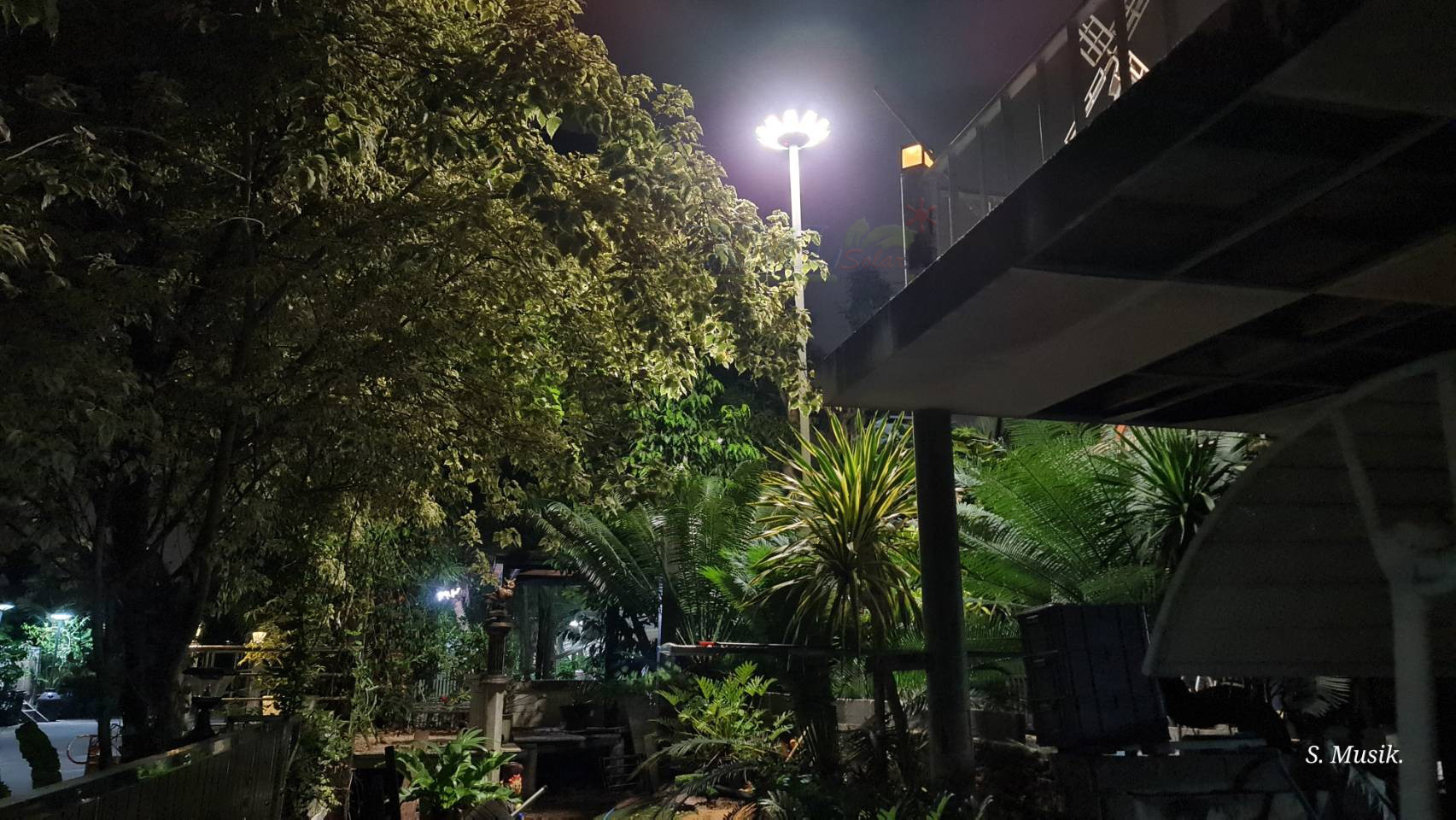 โคมไฟโซล่าเซลล์ UFO ทรงกลม (ขนาดใหญ่สุด 75 ซม.) (เปิดได้ 3 แสง) รุ่น MD-SLT38-500W