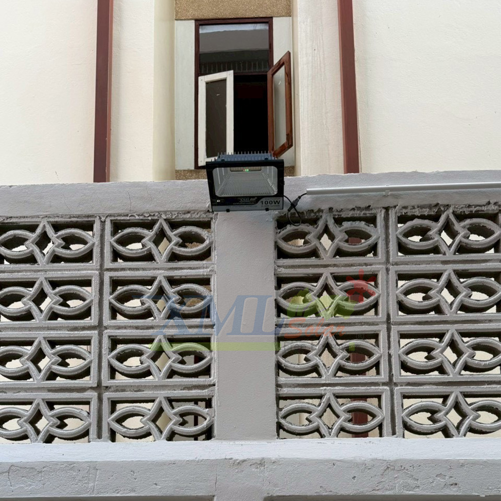 ไฟสปอตไลท์โซล่าเซลล์ 100 Watt กล่องสีน้ำตาล (เปิดได้ 3 แสง)